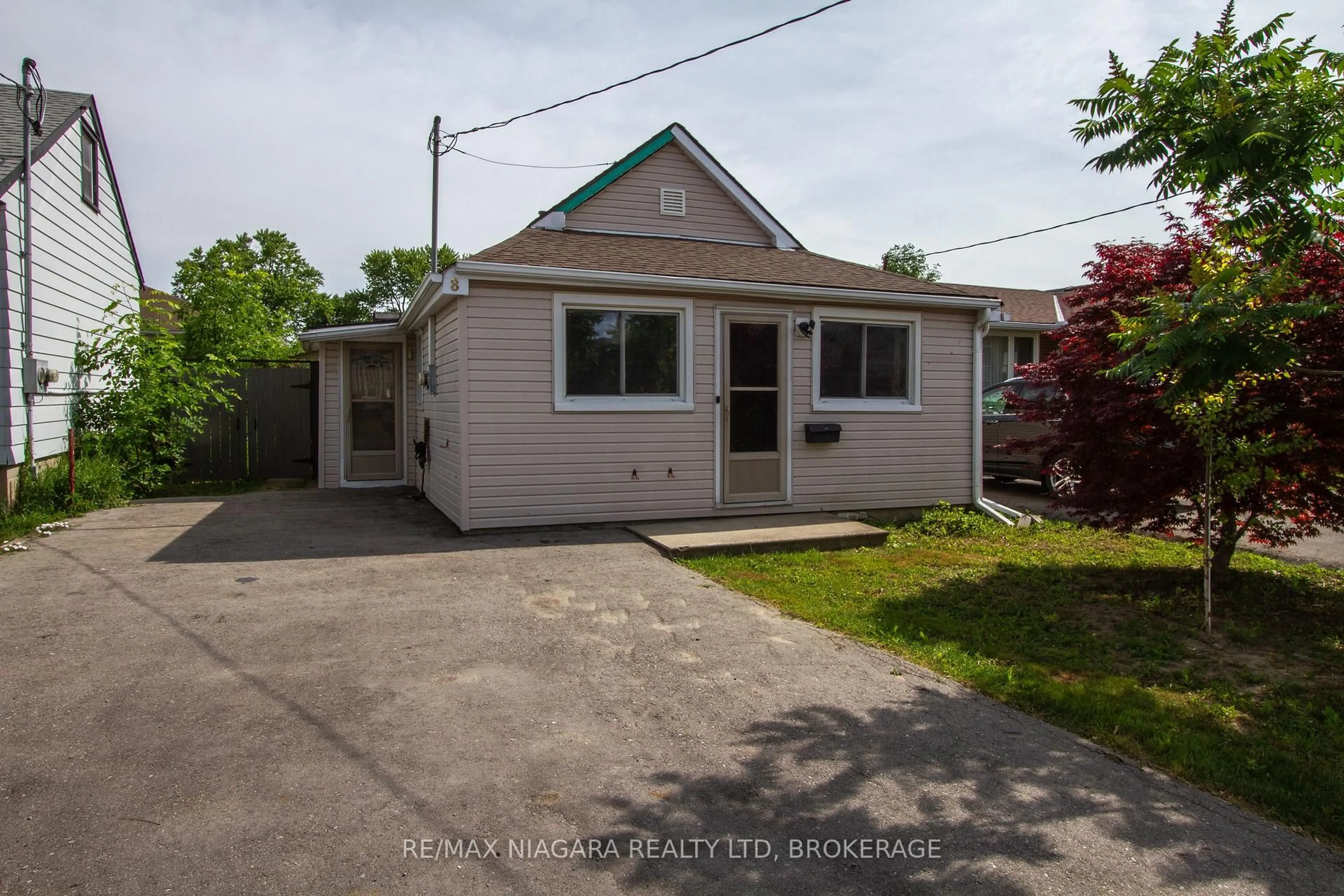 A pic from outside/outdoor area/front of a property/back of a property/a pic from drone, street for 8 Kirk St, St. Catharines Ontario L2S 1B7