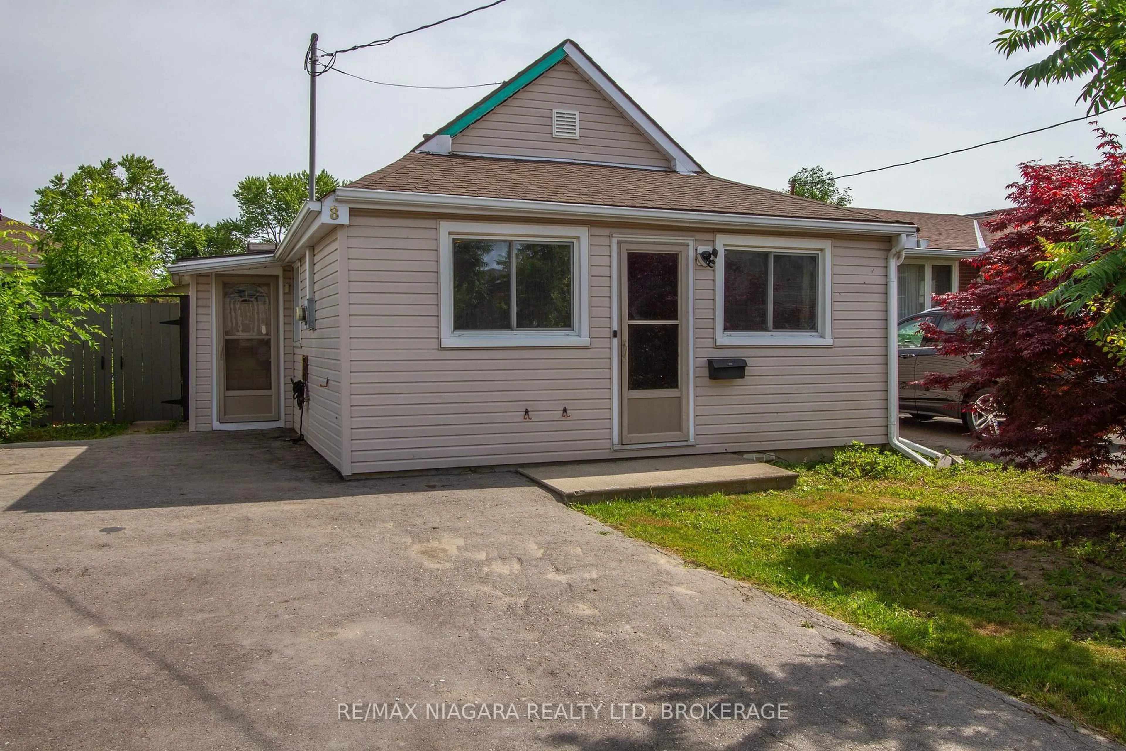 Unknown for 8 Kirk St, St. Catharines Ontario L2S 1B7