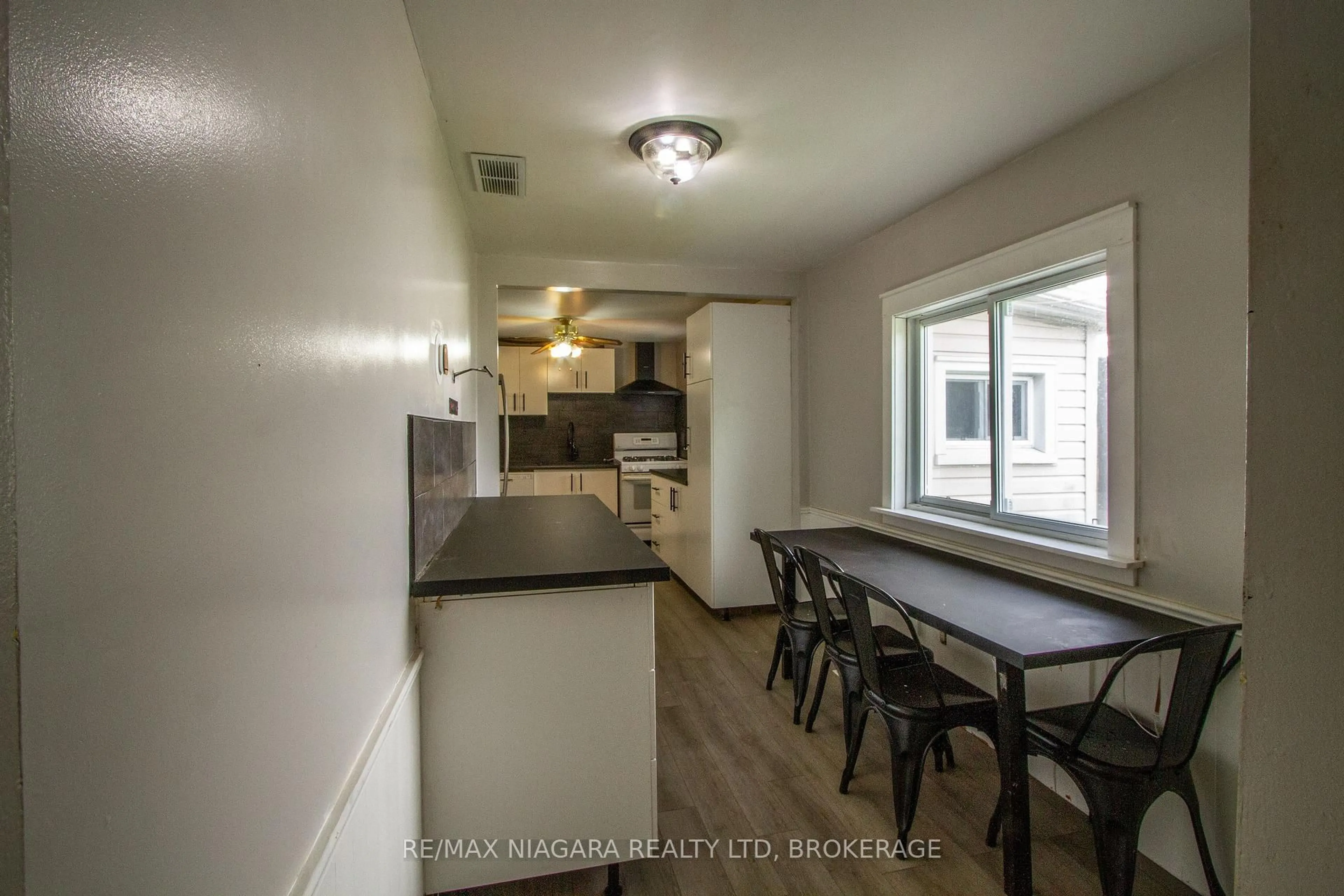 Unknown for 8 Kirk St, St. Catharines Ontario L2S 1B7