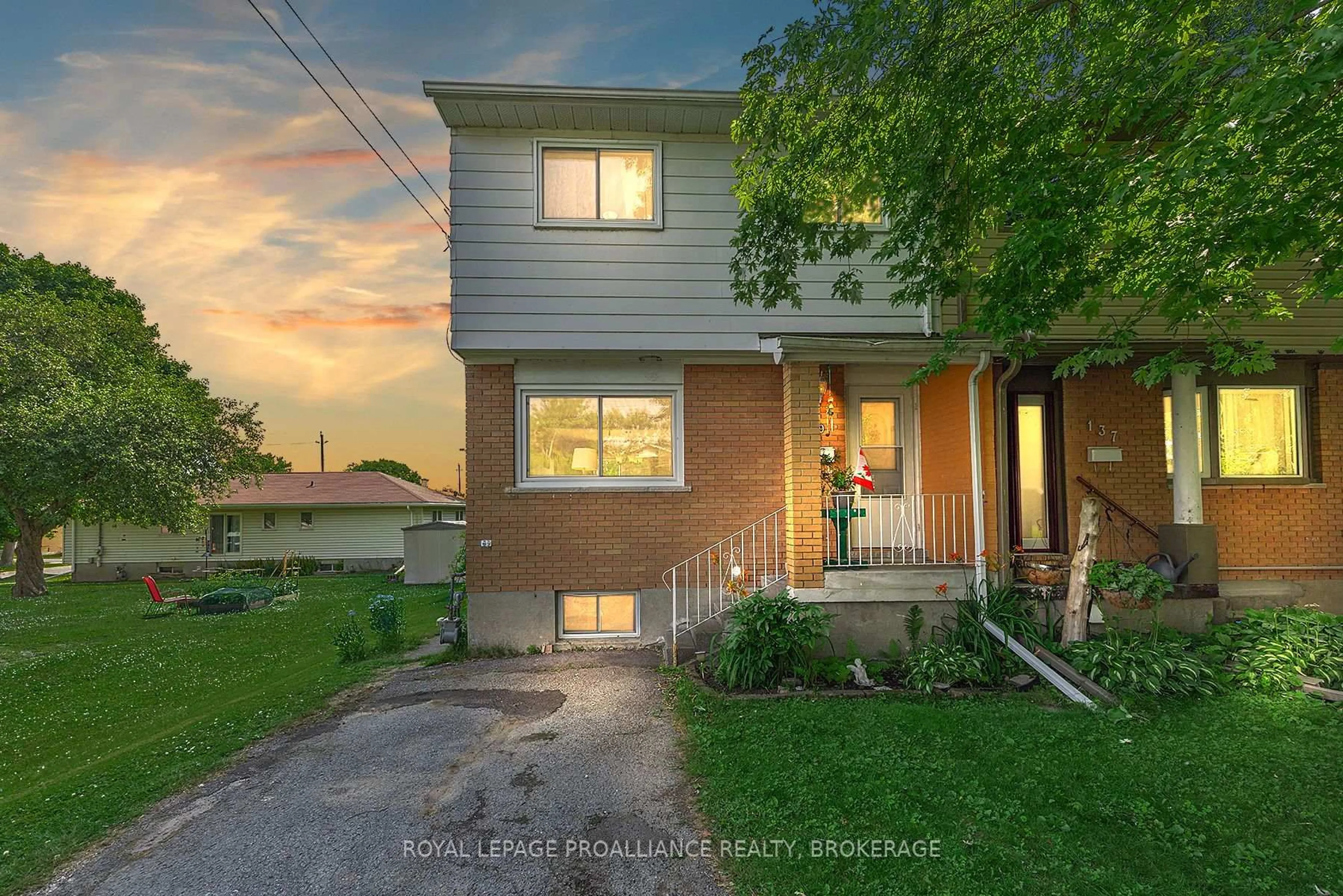 A pic from outside/outdoor area/front of a property/back of a property/a pic from drone, street for 139 Ford St, Kingston Ontario K7K 4Z7