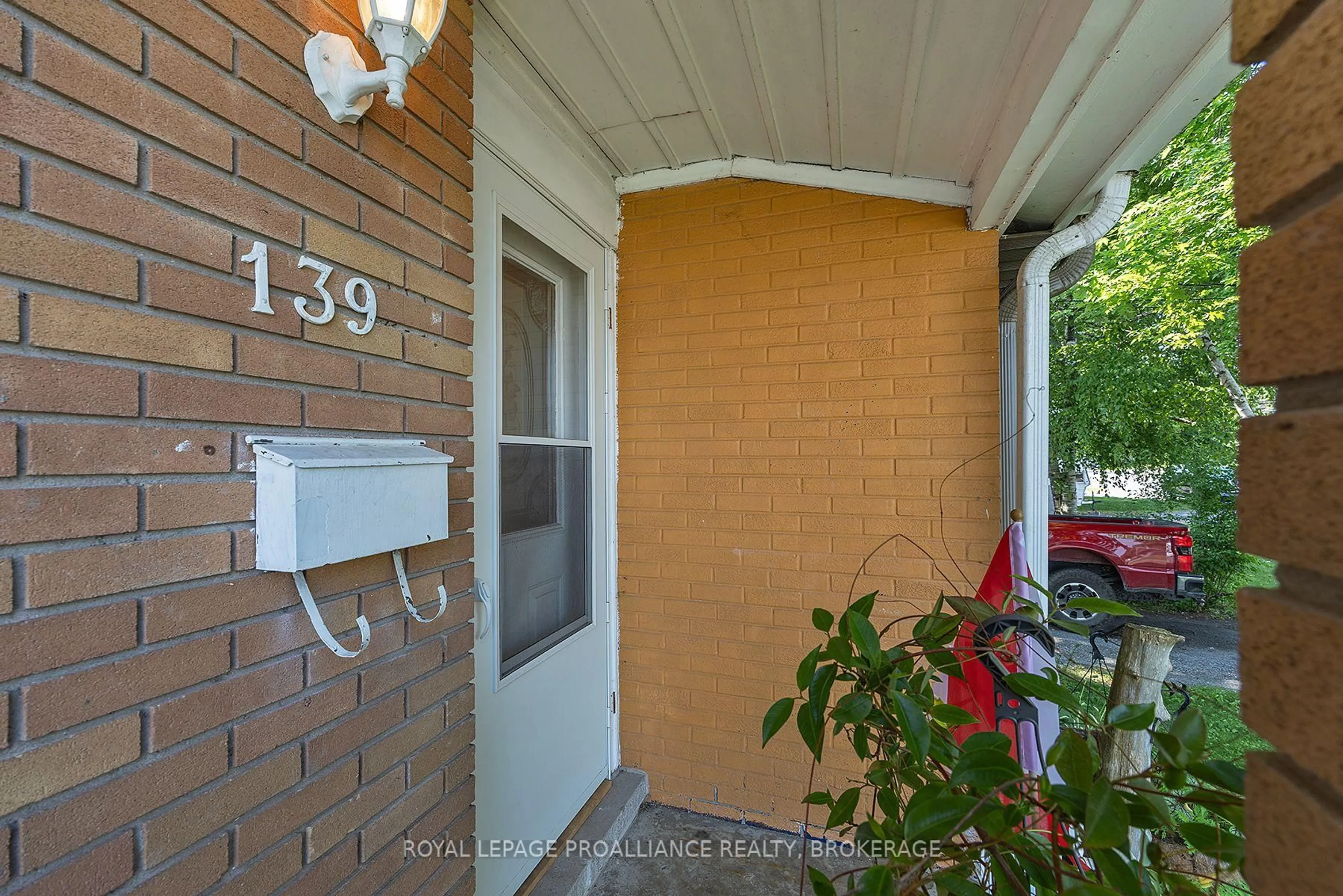 Indoor entryway for 139 Ford St, Kingston Ontario K7K 4Z7