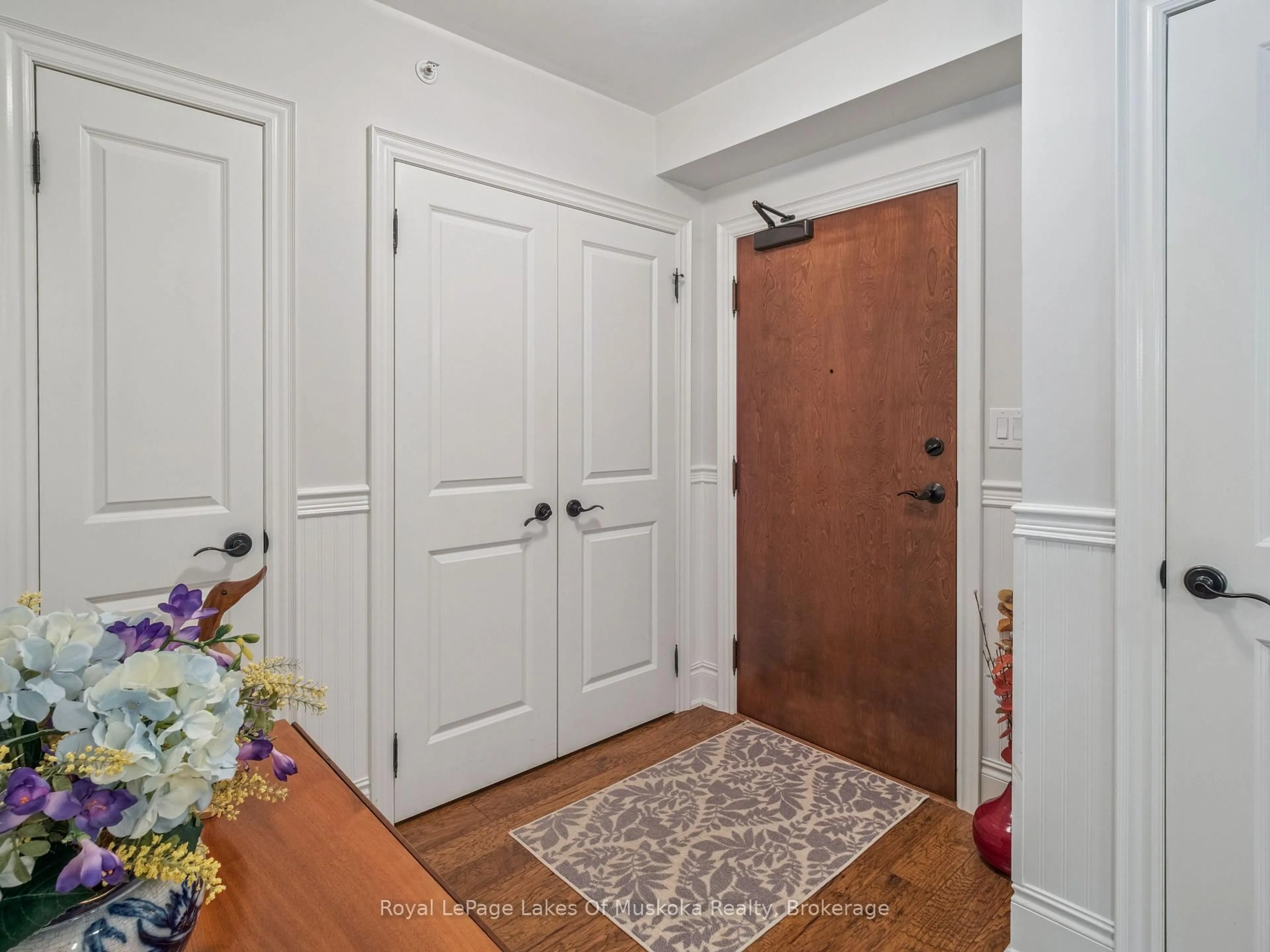 Indoor entryway for 391B Manitoba St #203, Bracebridge Ontario P1L 1B5