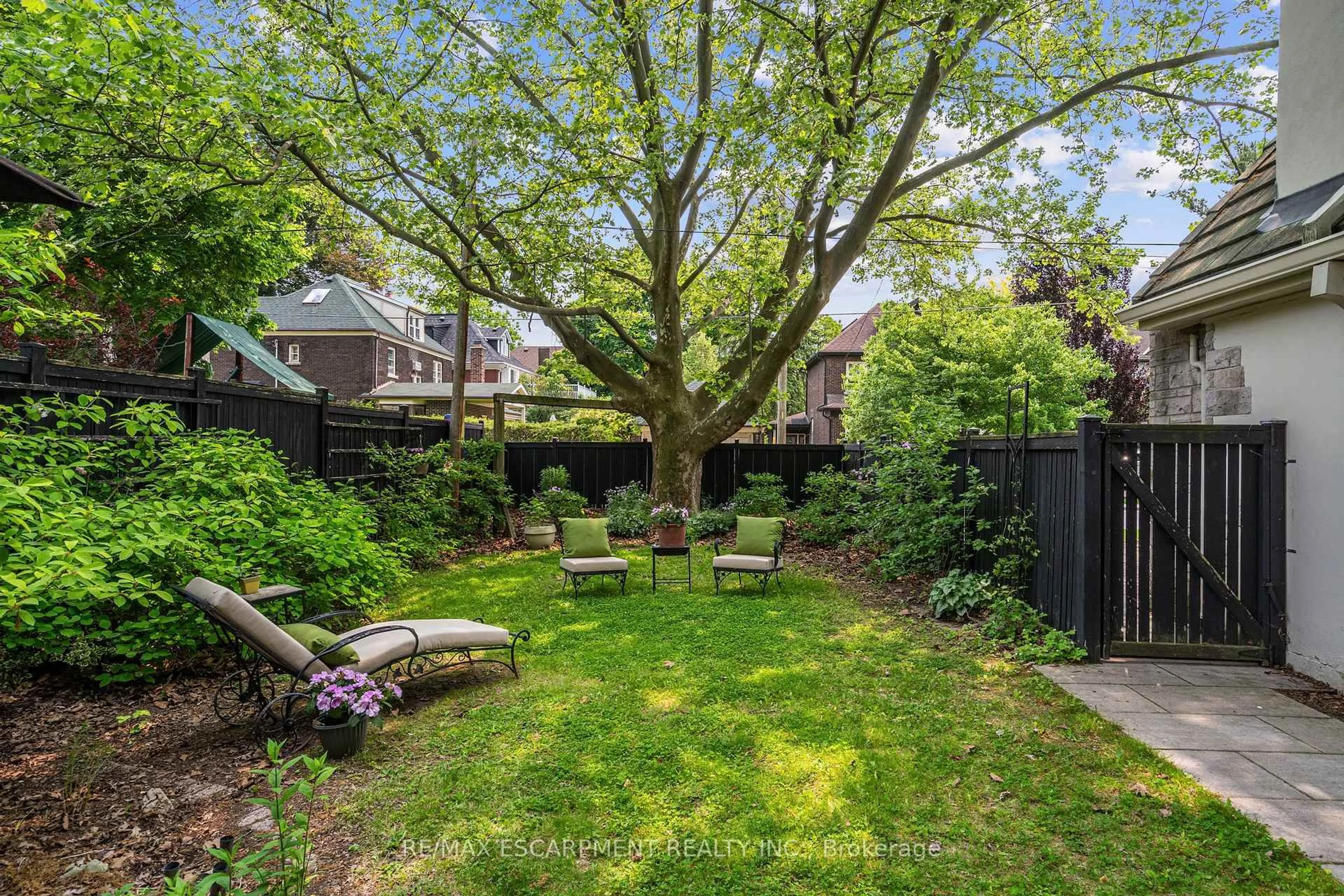 Patio, street for 2 Oak Knoll Dr, Hamilton Ontario L8S 4C3