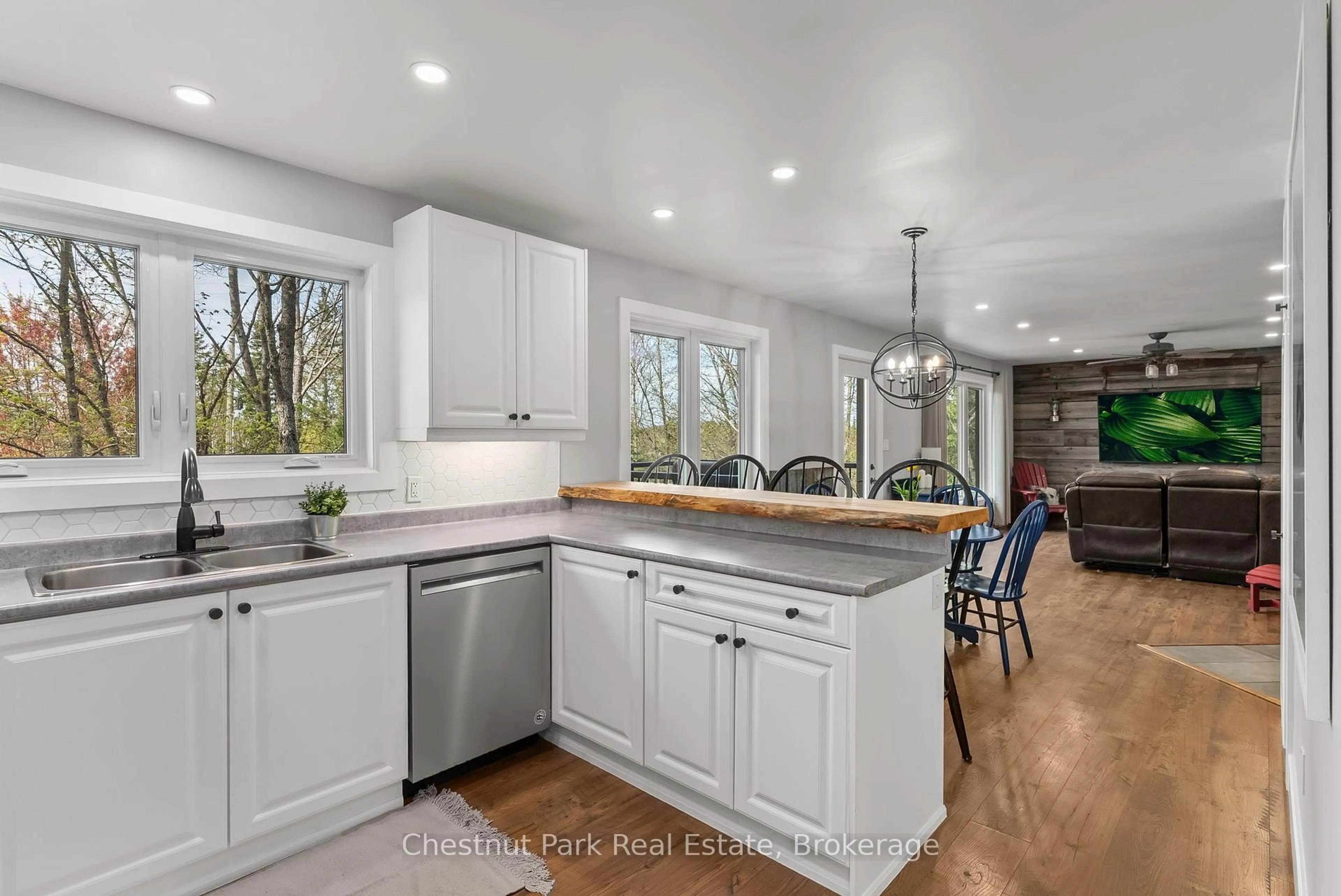 Open concept kitchen, ceramic/tile floor for 1205 Old Muskoka Rd, Huntsville Ontario P0B 1M0