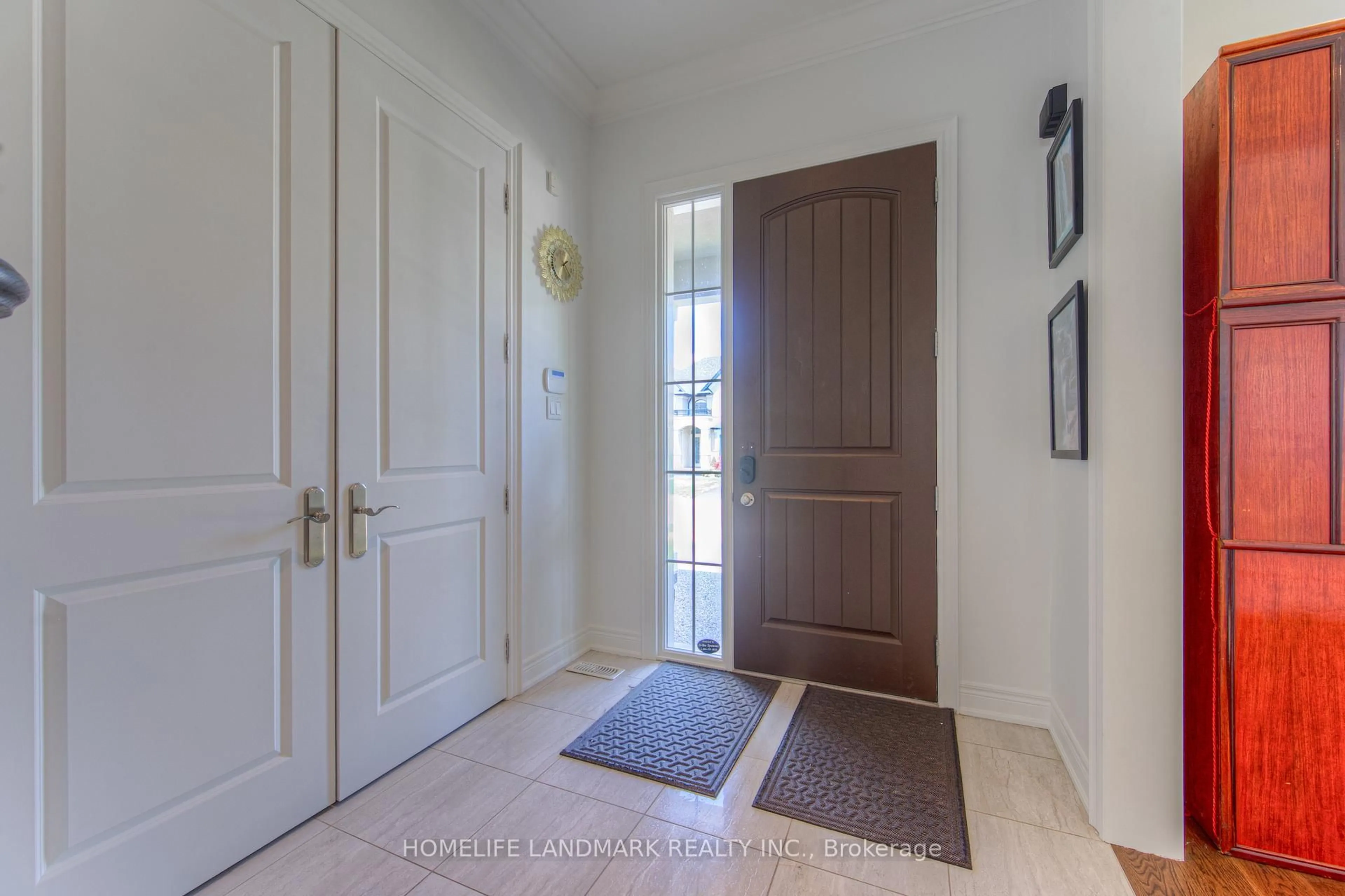 Indoor entryway for 101 Copes Lane, Hamilton Ontario L8E 0E8