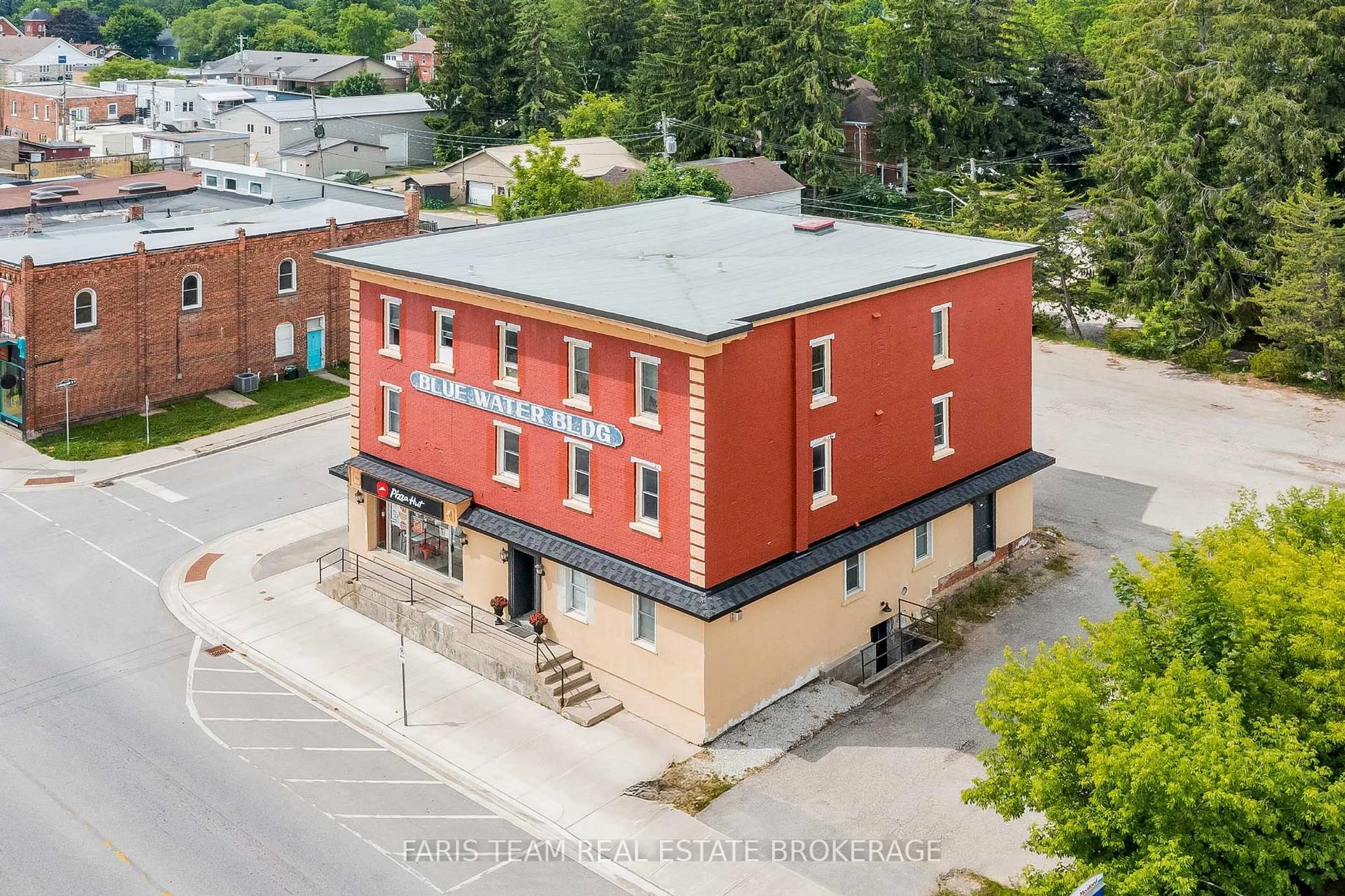 A pic from outside/outdoor area/front of a property/back of a property/a pic from drone, building for 110 Sykes St #303, Meaford Ontario N4L 1S6