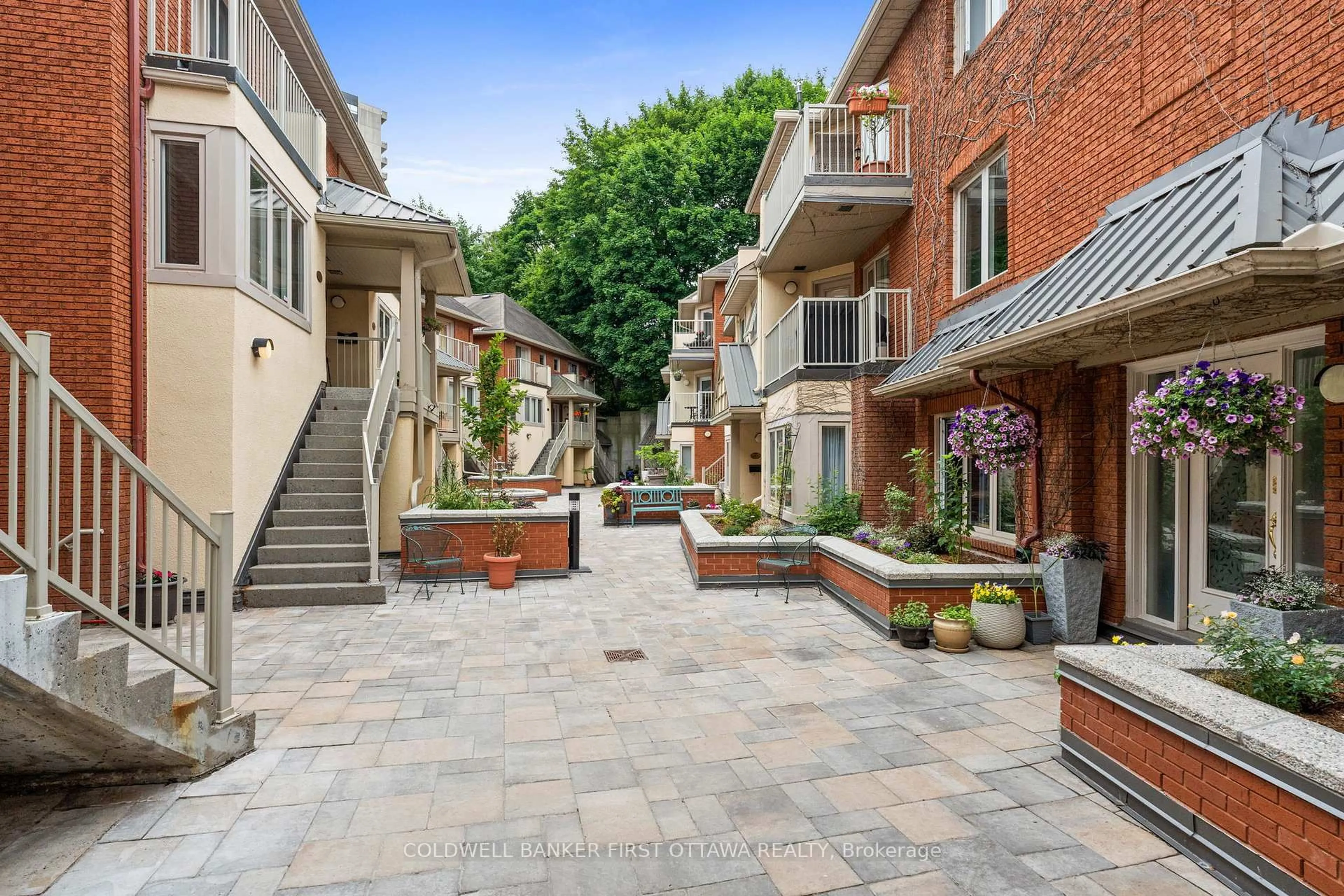 Patio, street for 250 Fountain Pl #111F, Ottawa Ontario K1N 9N7