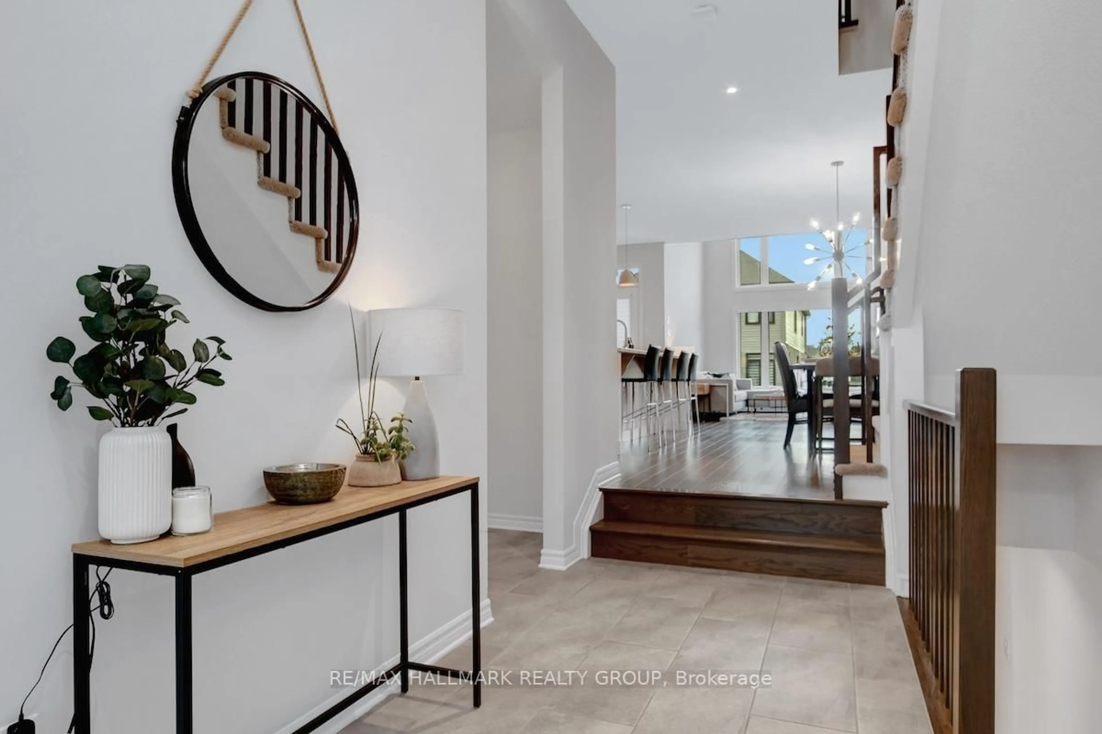 Indoor entryway for 527 Earnscliffe Grve, Ottawa Ontario K4M 0E1