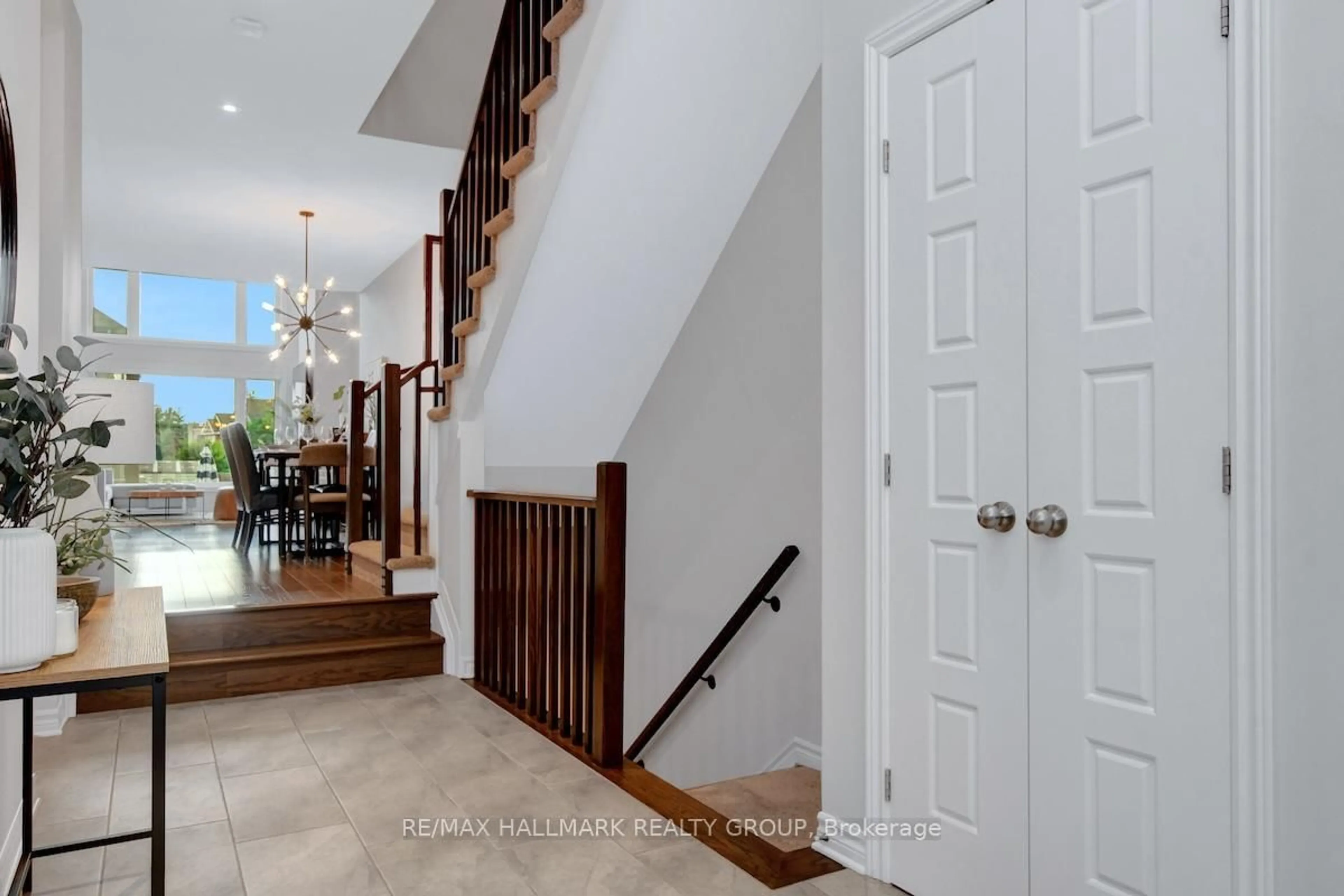 Indoor entryway for 527 Earnscliffe Grve, Ottawa Ontario K4M 0E1