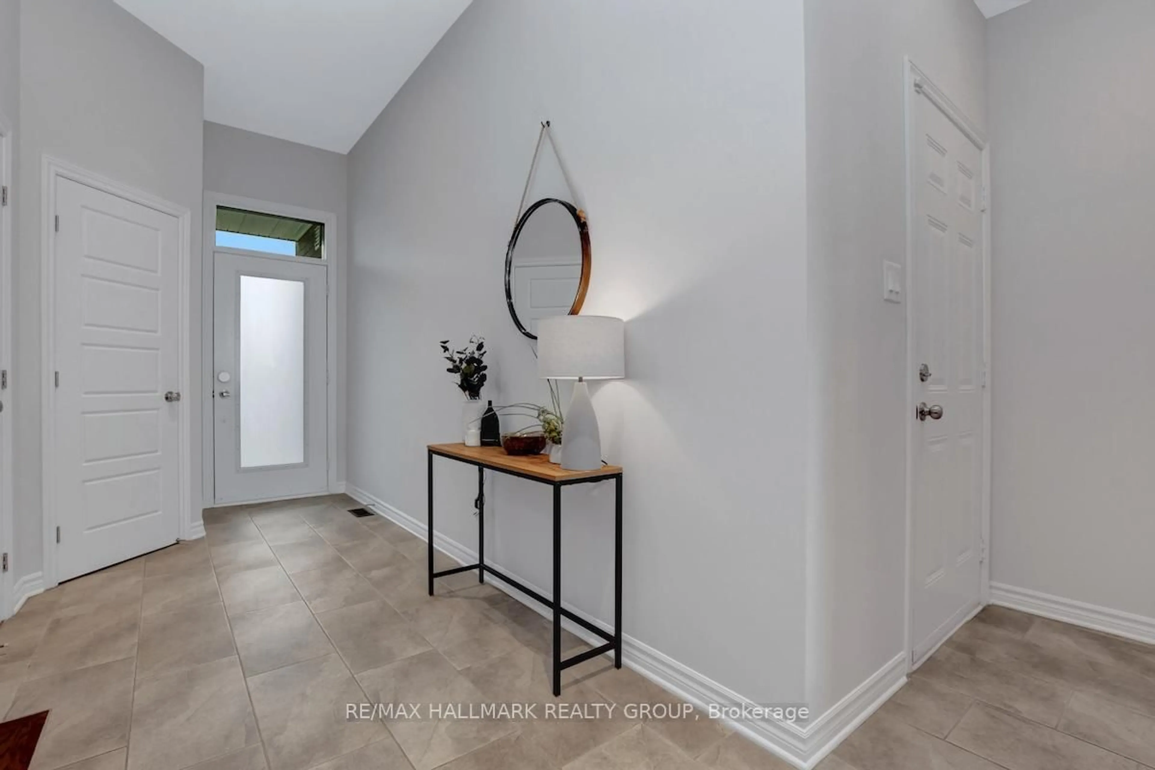 Indoor entryway for 527 Earnscliffe Grve, Ottawa Ontario K4M 0E1