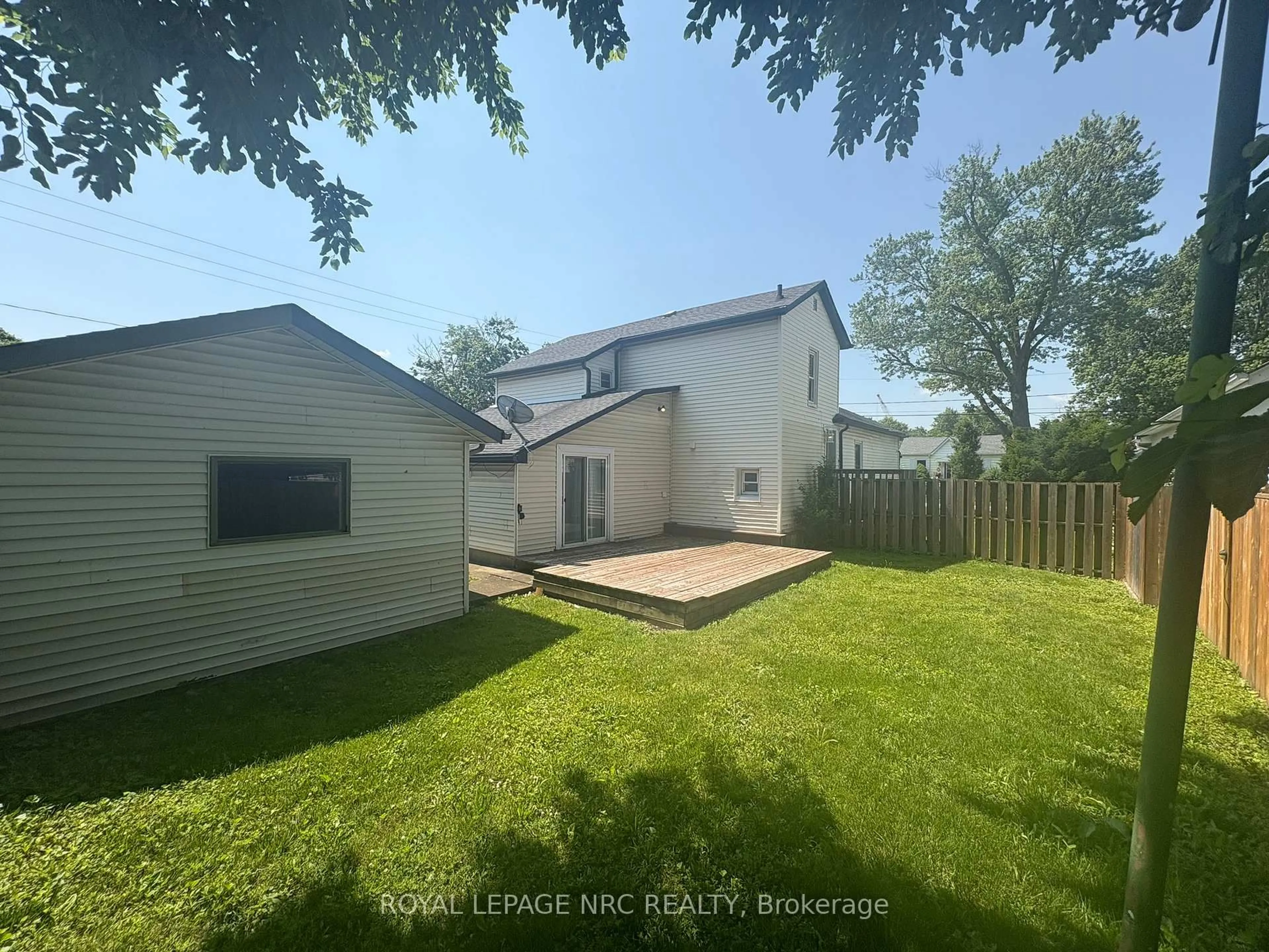 A pic from outside/outdoor area/front of a property/back of a property/a pic from drone, unknown for 16 Dexter St, St. Catharines Ontario L2S 2L6