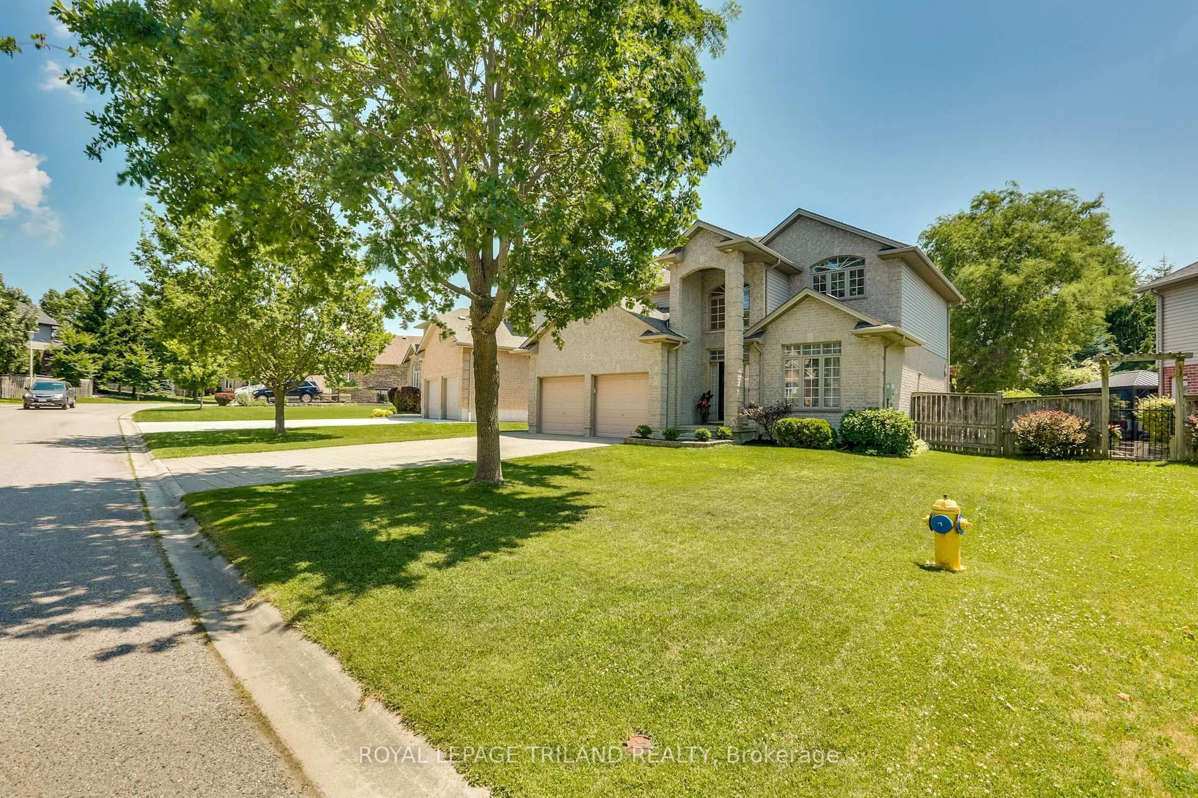 A pic from outside/outdoor area/front of a property/back of a property/a pic from drone, street for 926 Gabor St, London South Ontario N6K 4V6