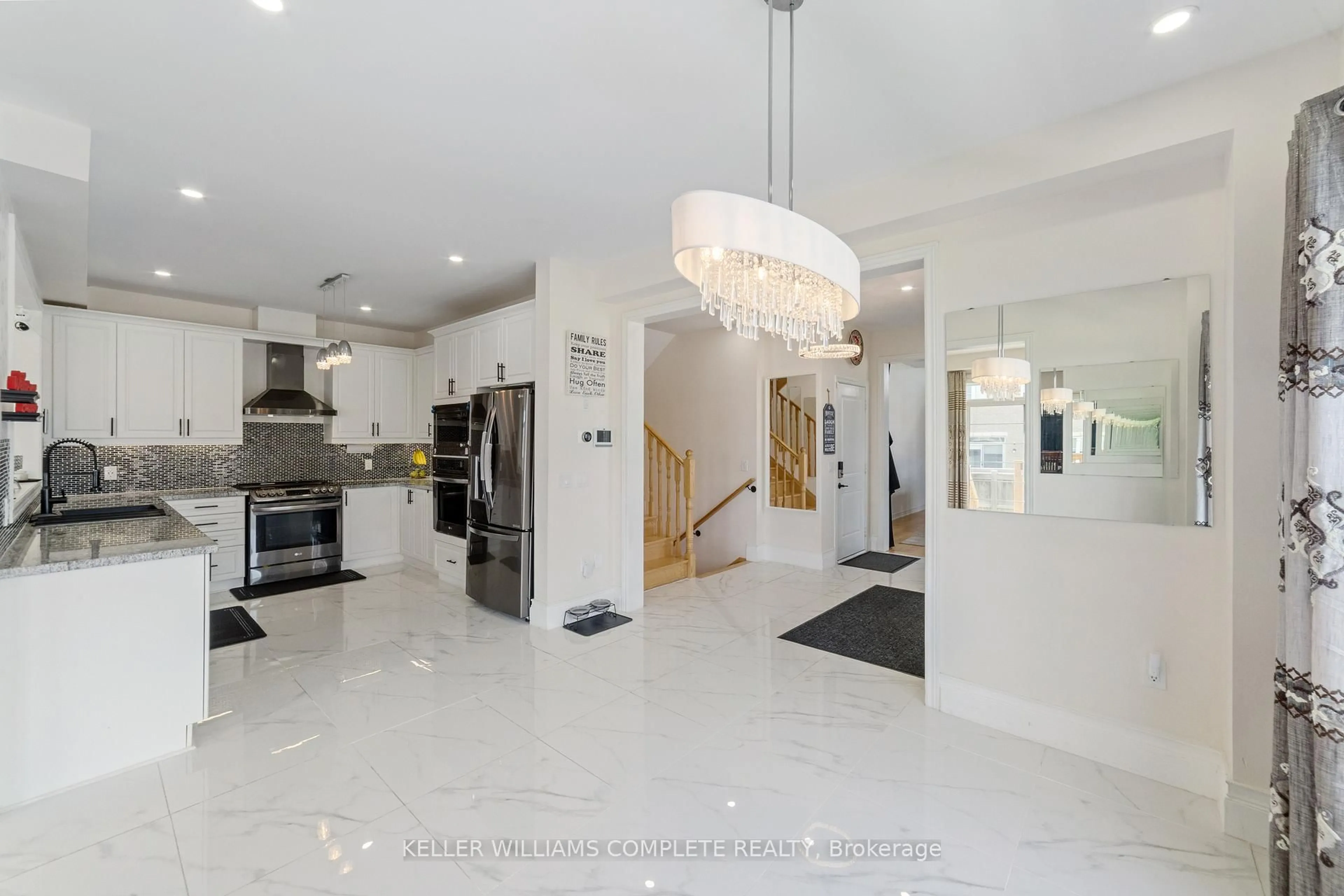 Indoor foyer for 110 Robertson Rd, Hamilton Ontario L9K 0J7