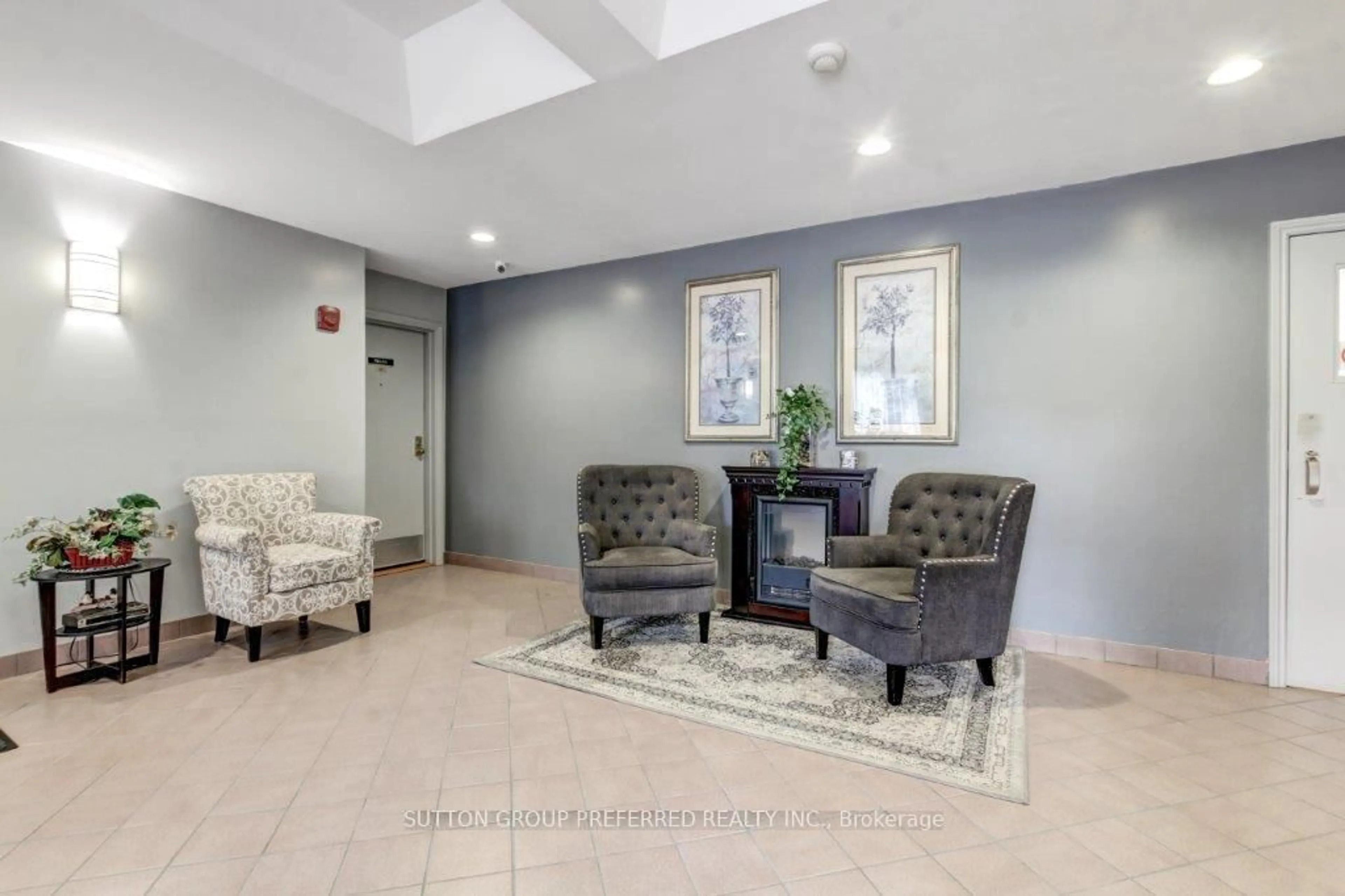 Indoor foyer for 860 Commissioners Rd #1201, London South Ontario N6C 5Y8