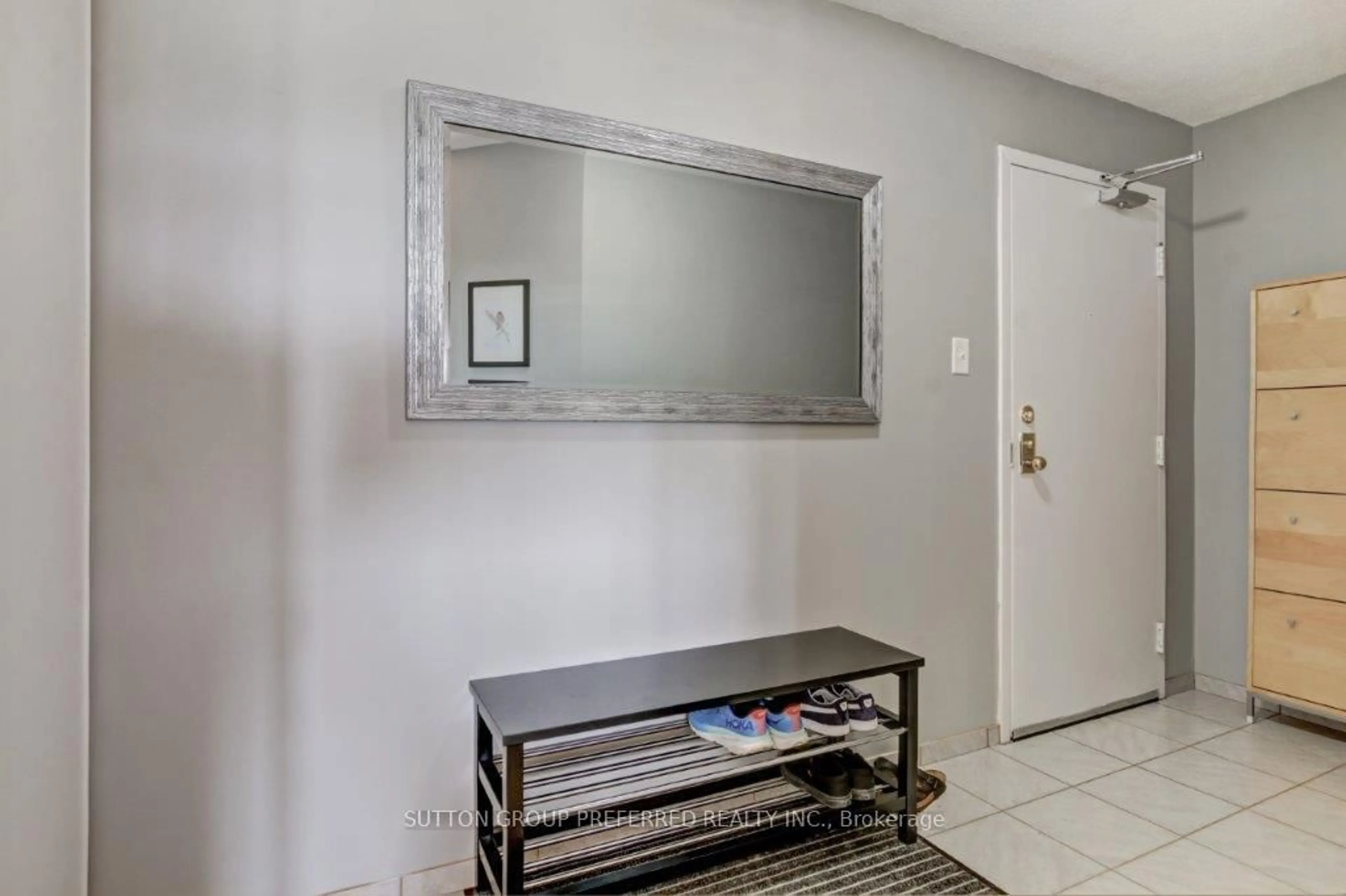 Indoor entryway for 860 Commissioners Rd #1201, London South Ontario N6C 5Y8