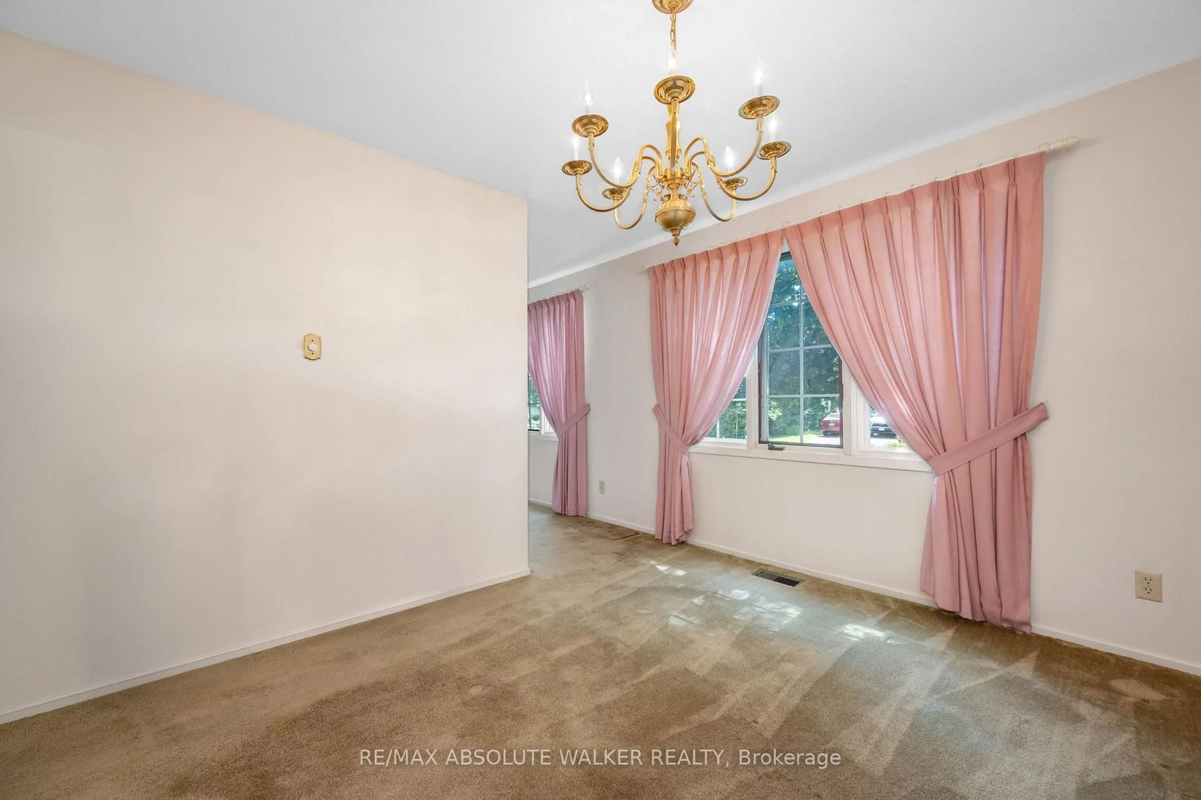 Indoor foyer for 11 Suffolk St, Ottawa Ontario K2G 3P5