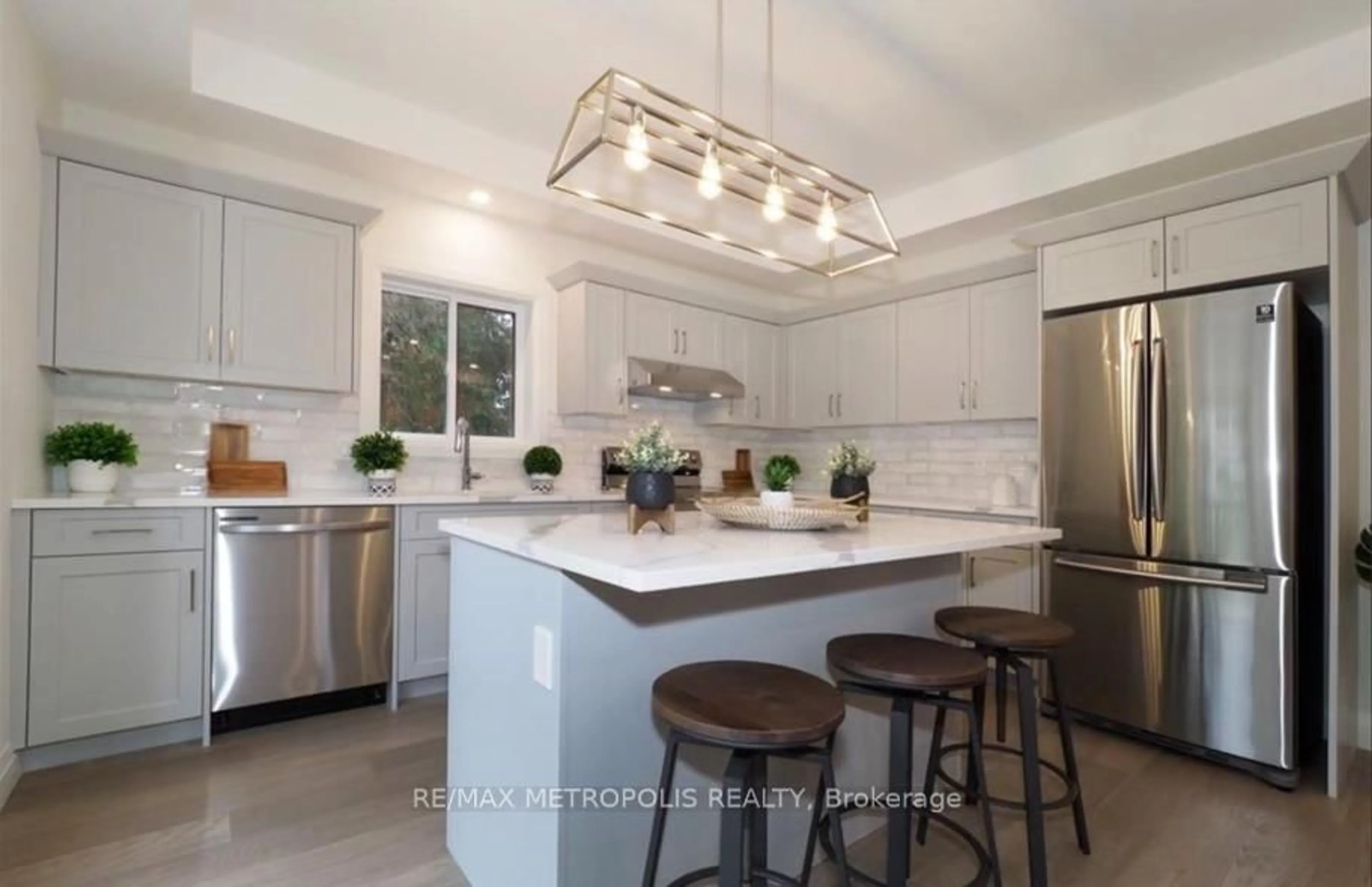 Open concept kitchen, ceramic/tile floor for 55 Russ St, Cambridge Ontario N3H 4B1