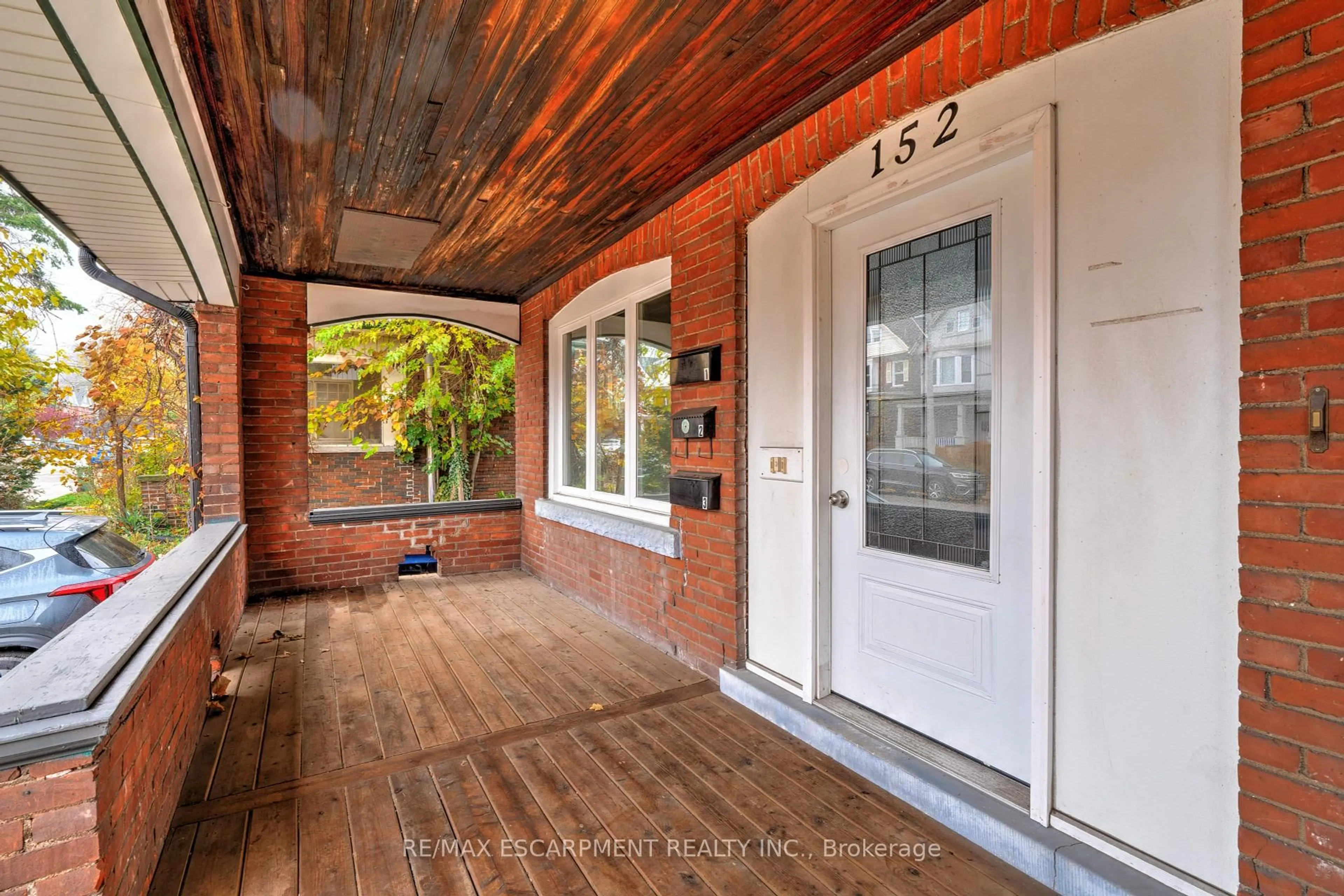 Indoor entryway for 152 Sanford Ave, Hamilton Ontario L8M 2G9