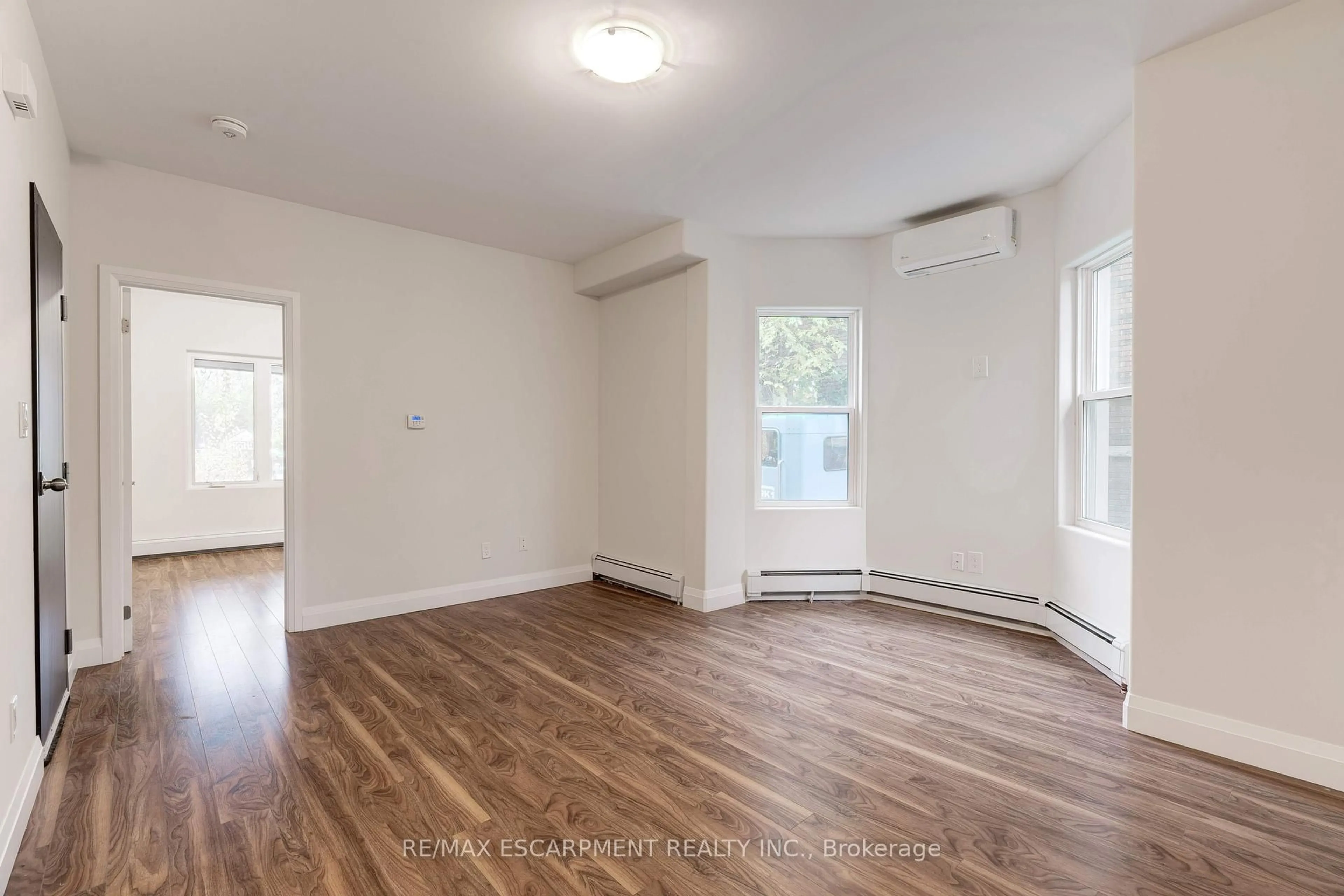 A pic of a room for 152 Sanford Ave, Hamilton Ontario L8M 2G9