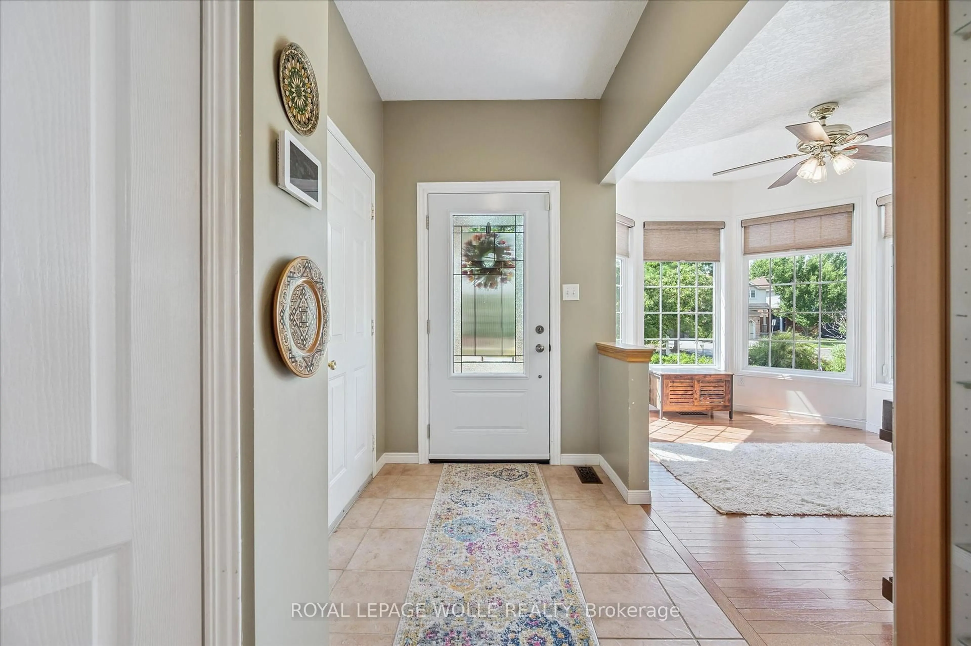 Indoor entryway for 576 Windjammer Way, Waterloo Ontario N2K 3Z5