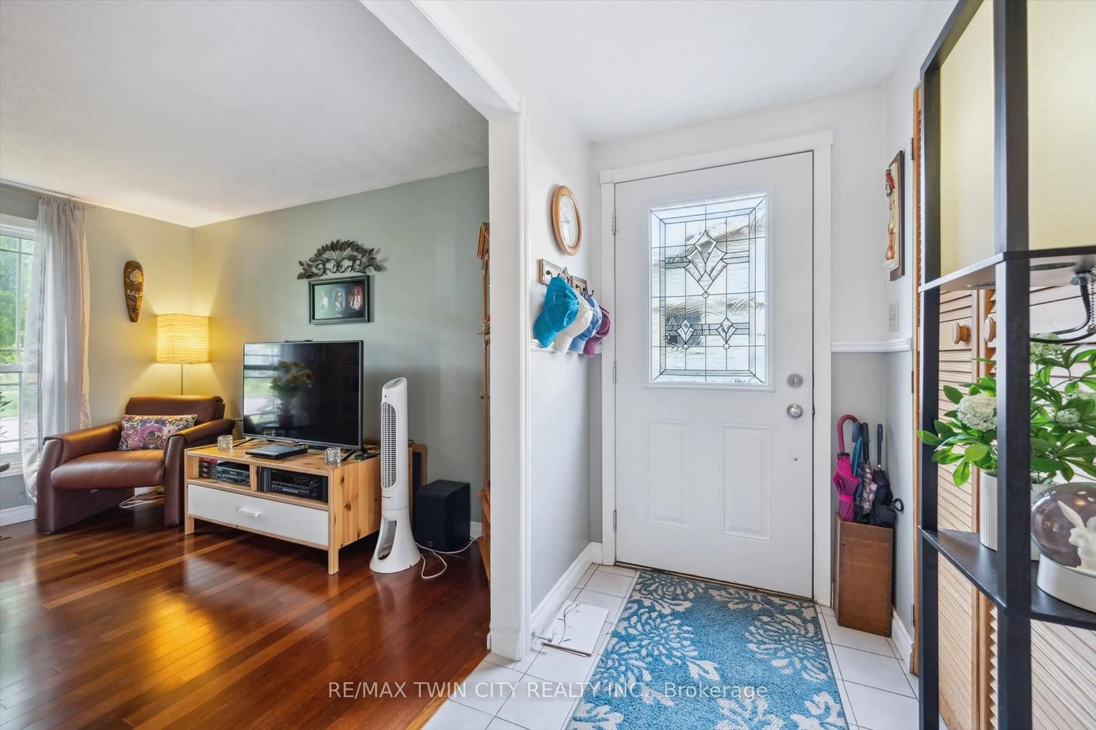 Indoor entryway for 148 NORTHLAKE Dr #A, Waterloo Ontario N2V 1H7