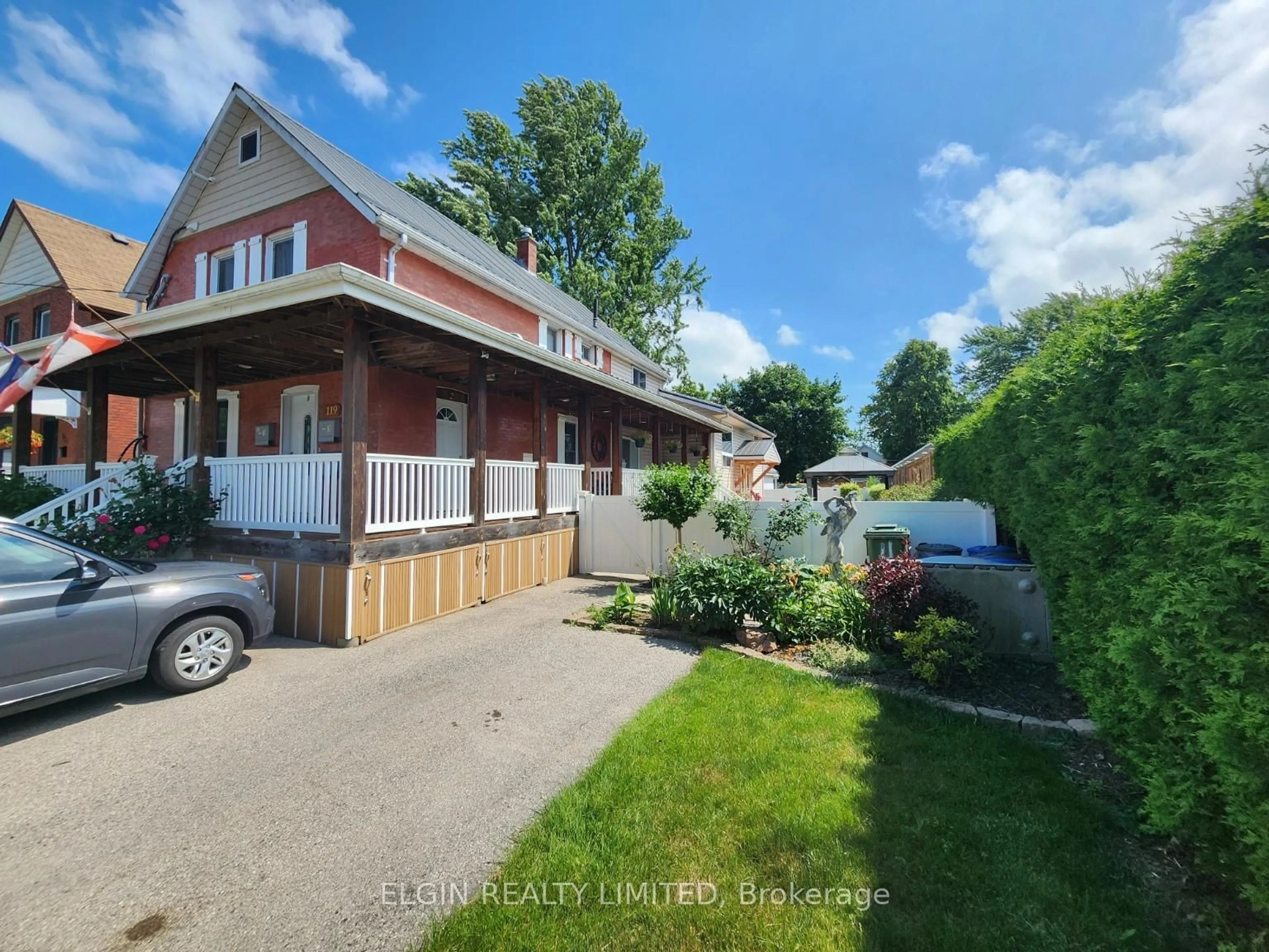A pic from outside/outdoor area/front of a property/back of a property/a pic from drone, street for 119 Erie St, St. Thomas Ontario N5R 2N1