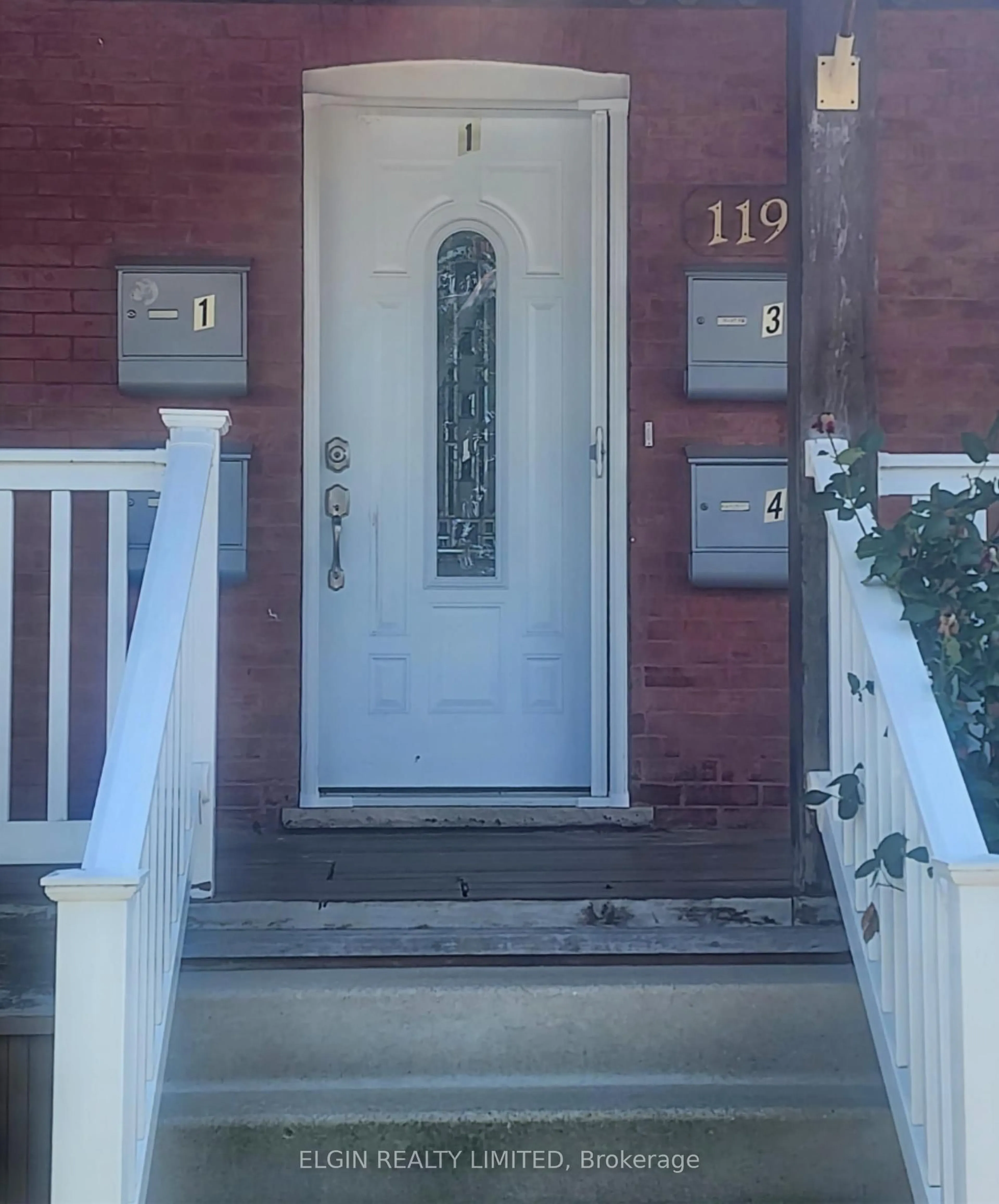 Indoor entryway for 119 Erie St, St. Thomas Ontario N5R 2N1