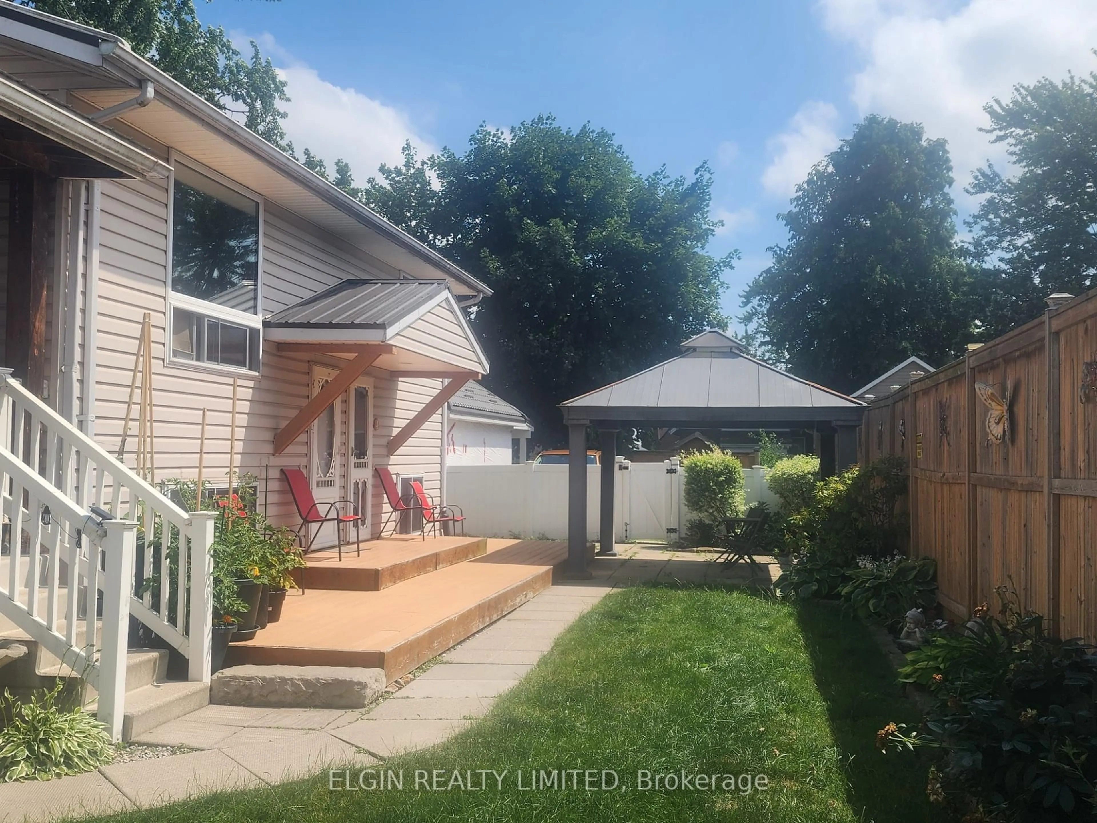 A pic from outside/outdoor area/front of a property/back of a property/a pic from drone, street for 119 Erie St, St. Thomas Ontario N5R 2N1