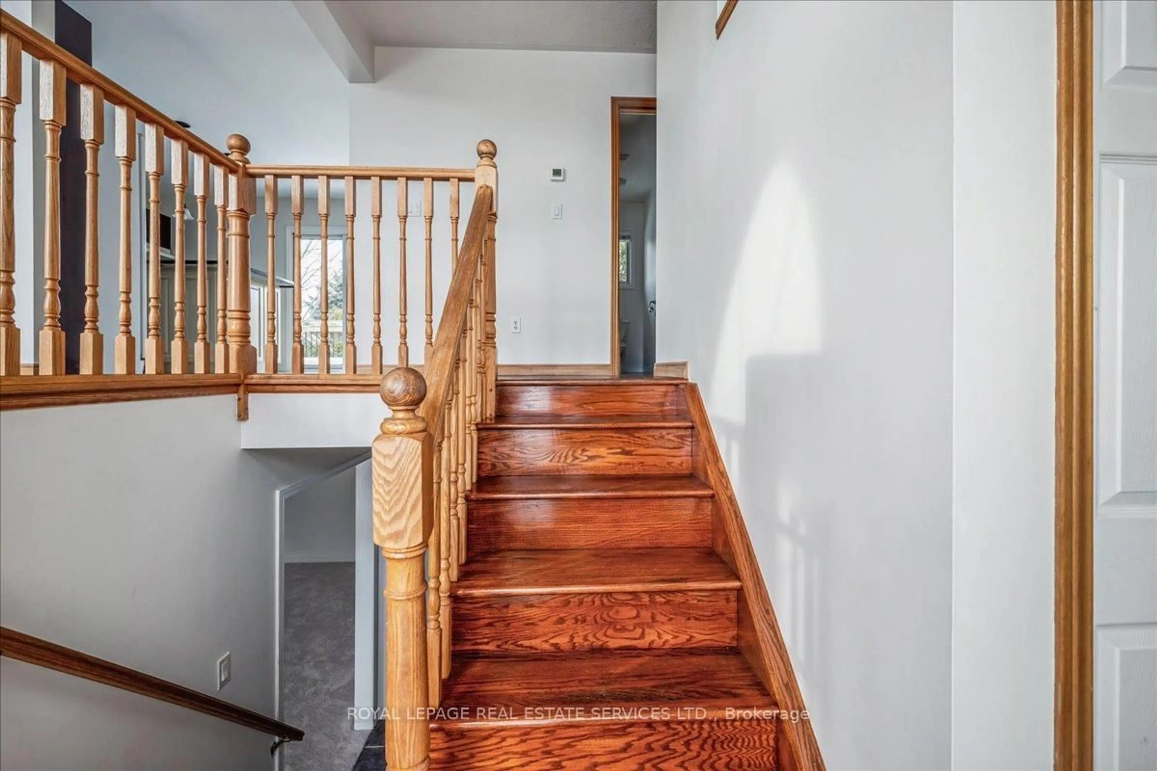 Stairs for 82 Whitlaw Way, Brant Ontario N3L 4B5