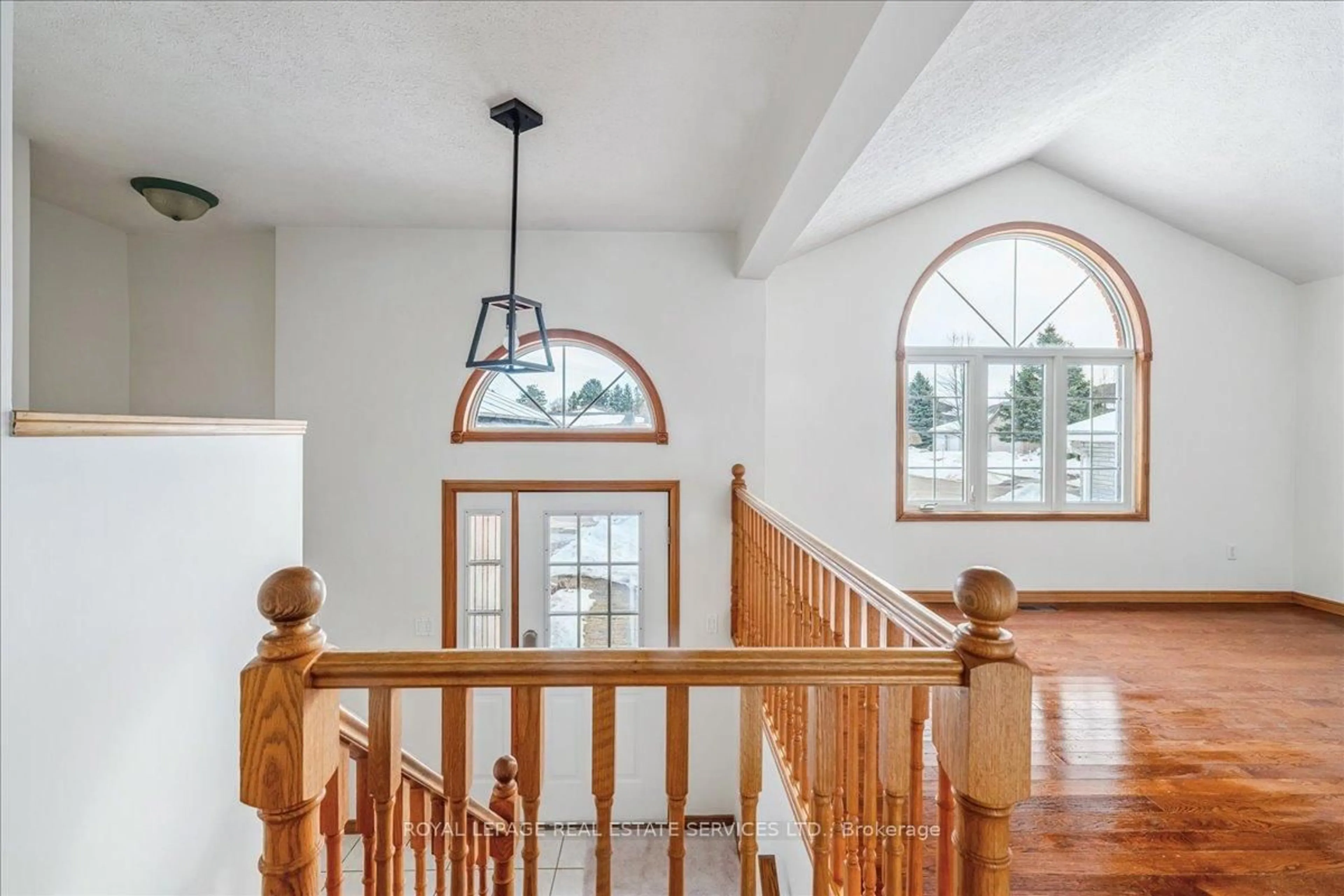 Indoor foyer for 82 Whitlaw Way, Brant Ontario N3L 4B5