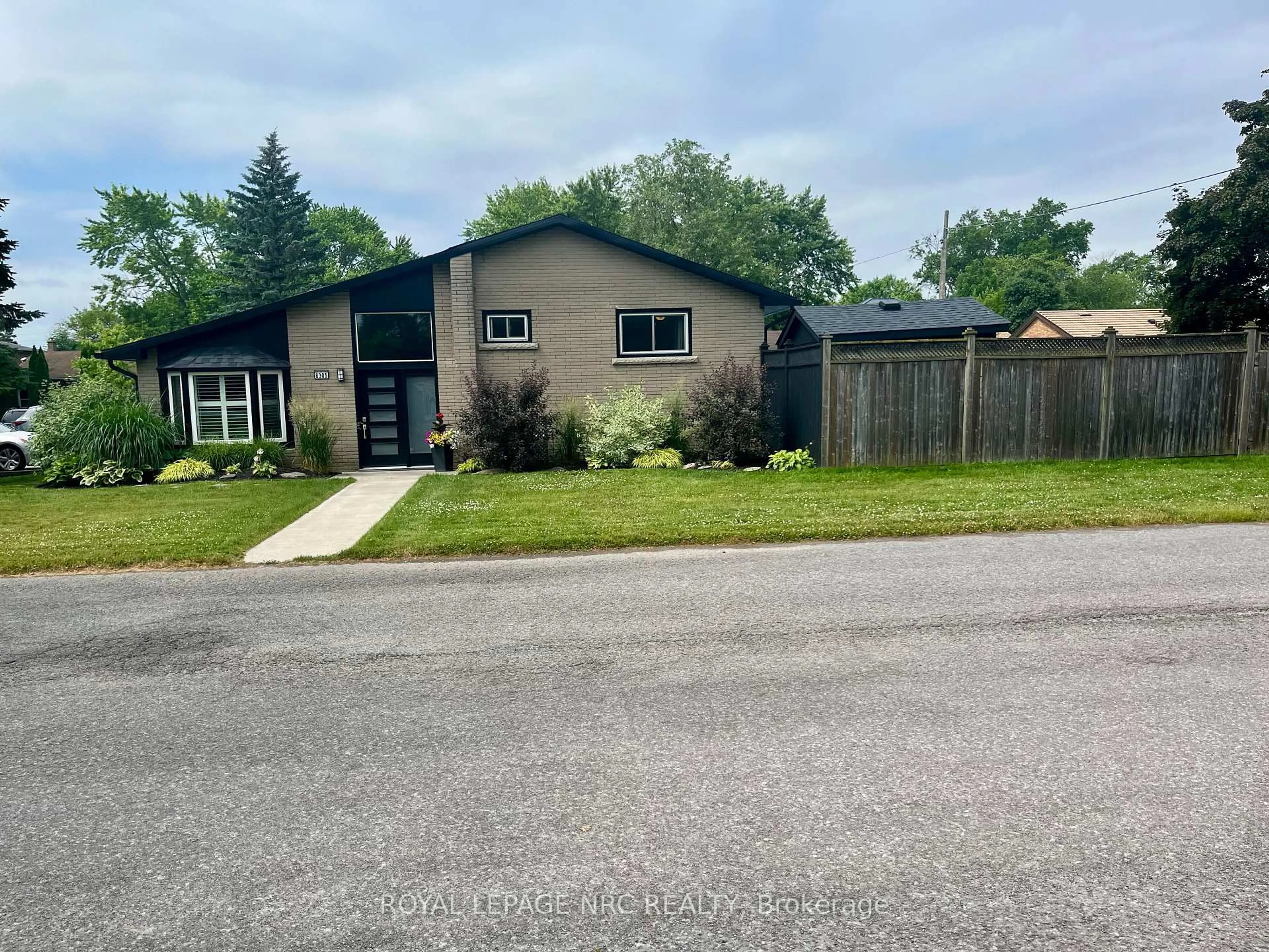 A pic from outside/outdoor area/front of a property/back of a property/a pic from drone, street for 8305 Parkway Dr, Niagara Falls Ontario L2G 6W8
