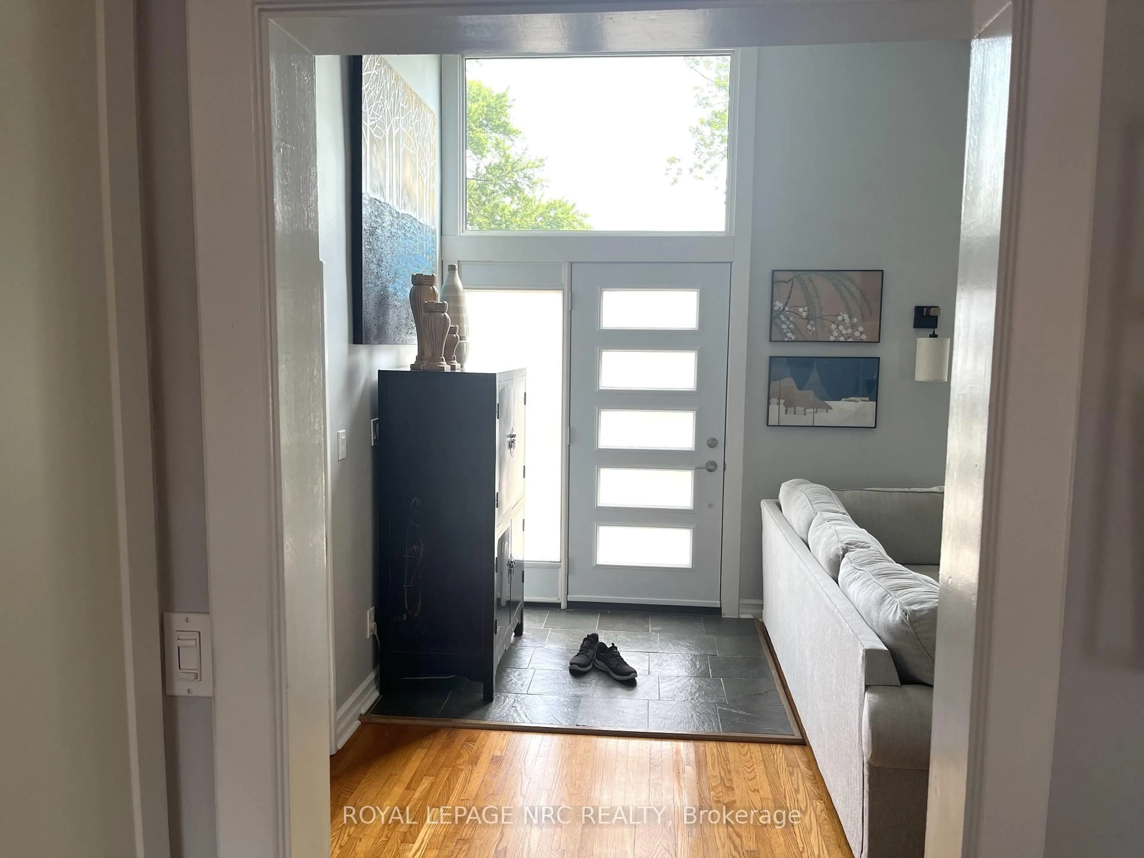 Indoor entryway for 8305 Parkway Dr, Niagara Falls Ontario L2G 6W8