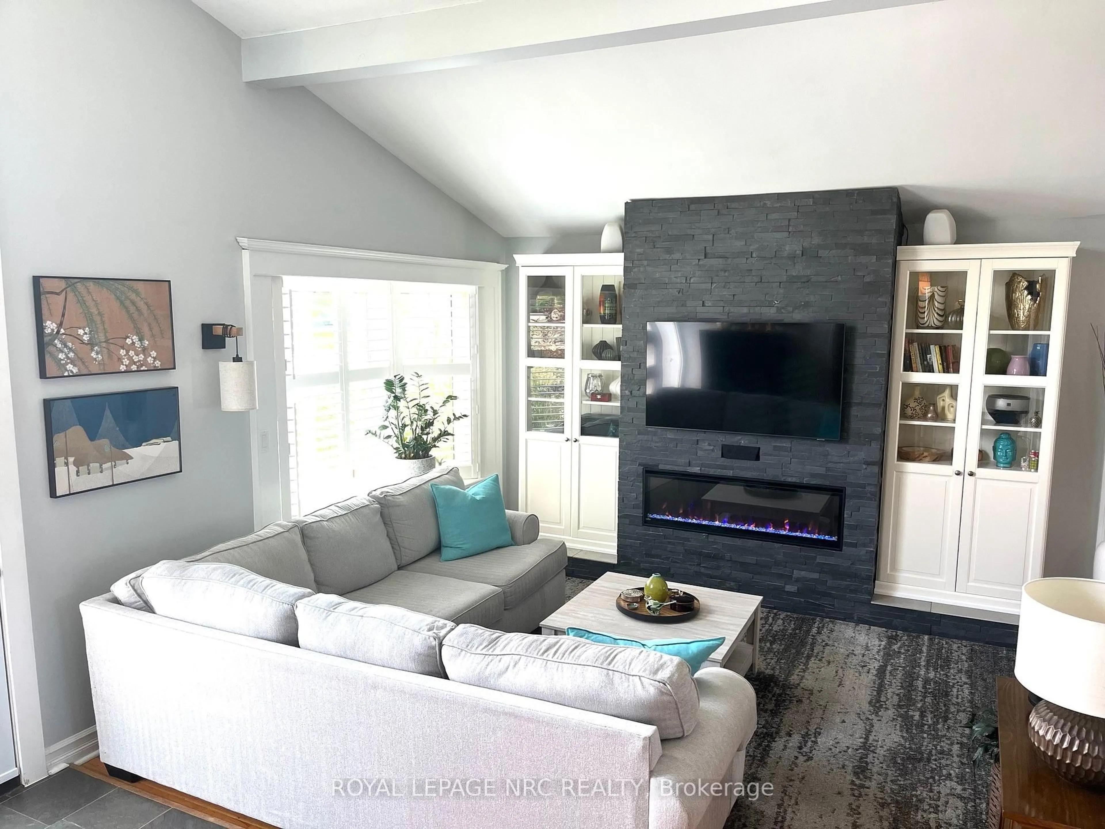 Living room with furniture, unknown for 8305 Parkway Dr, Niagara Falls Ontario L2G 6W8