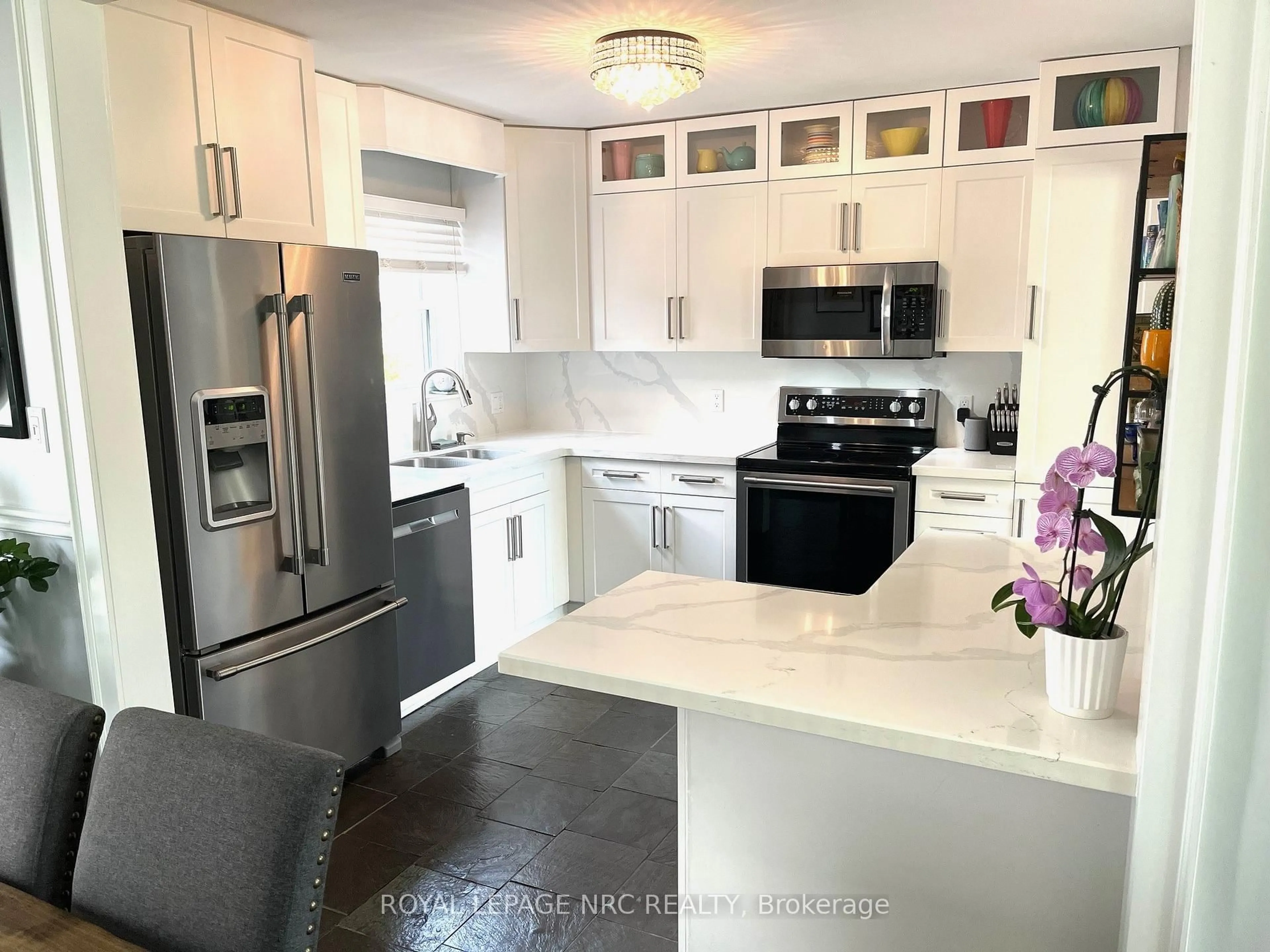 Open concept kitchen, ceramic/tile floor for 8305 Parkway Dr, Niagara Falls Ontario L2G 6W8