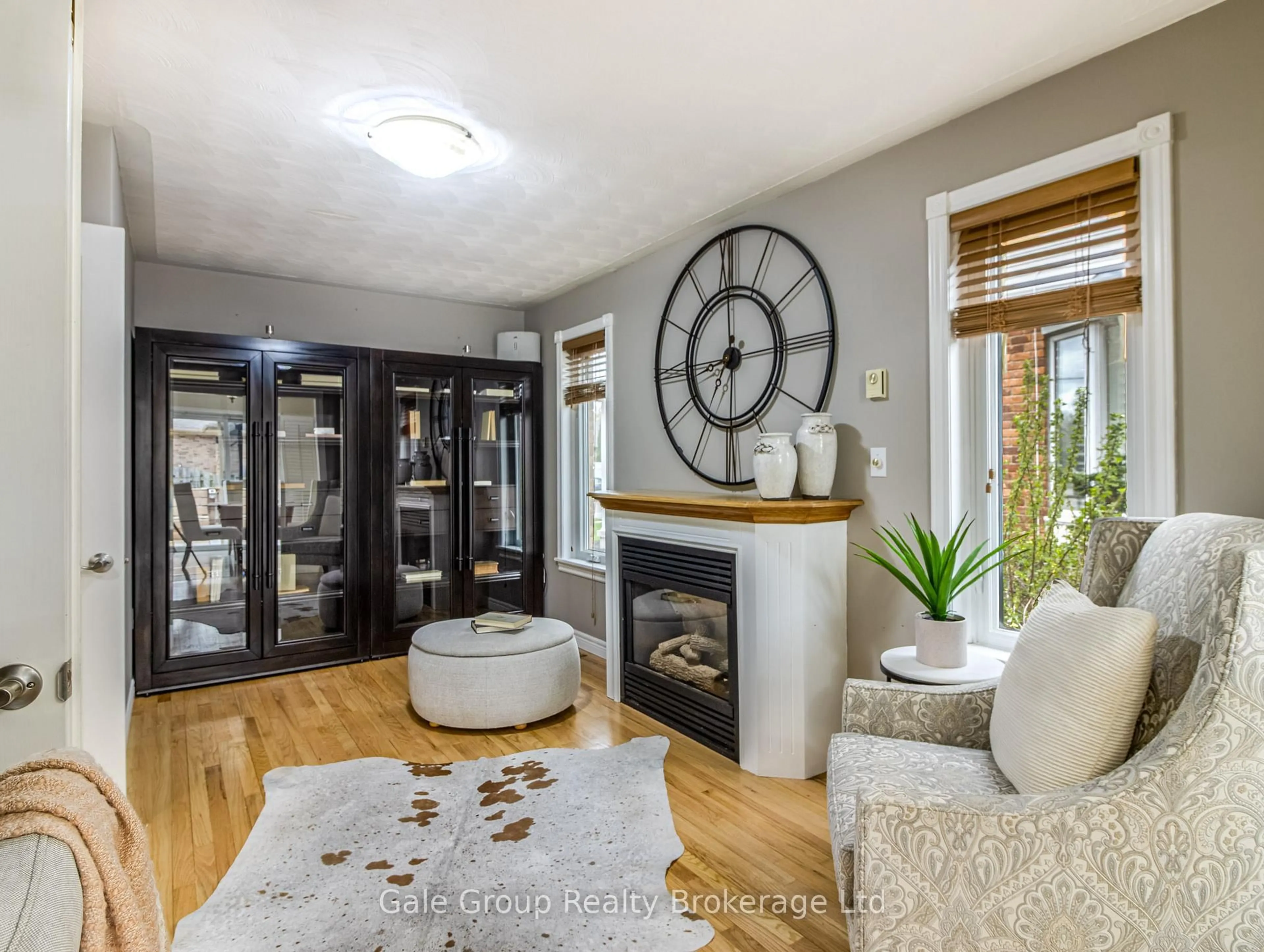 Living room with furniture, unknown for 599 Lansdowne Ave, Woodstock Ontario N4T 1R6
