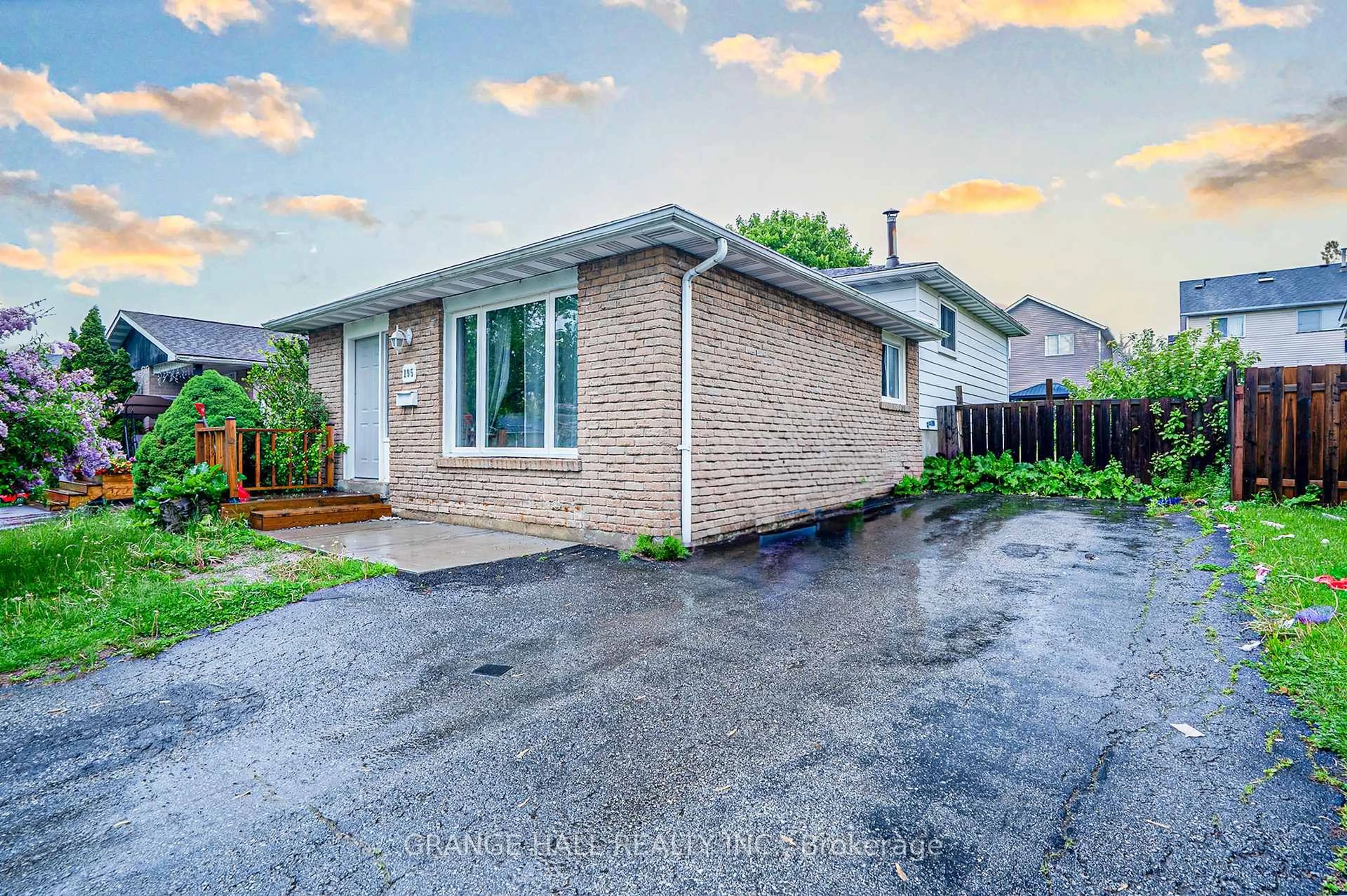 Home with brick exterior material, street for 195 Keefer Rd, Thorold Ontario L2V 4N3