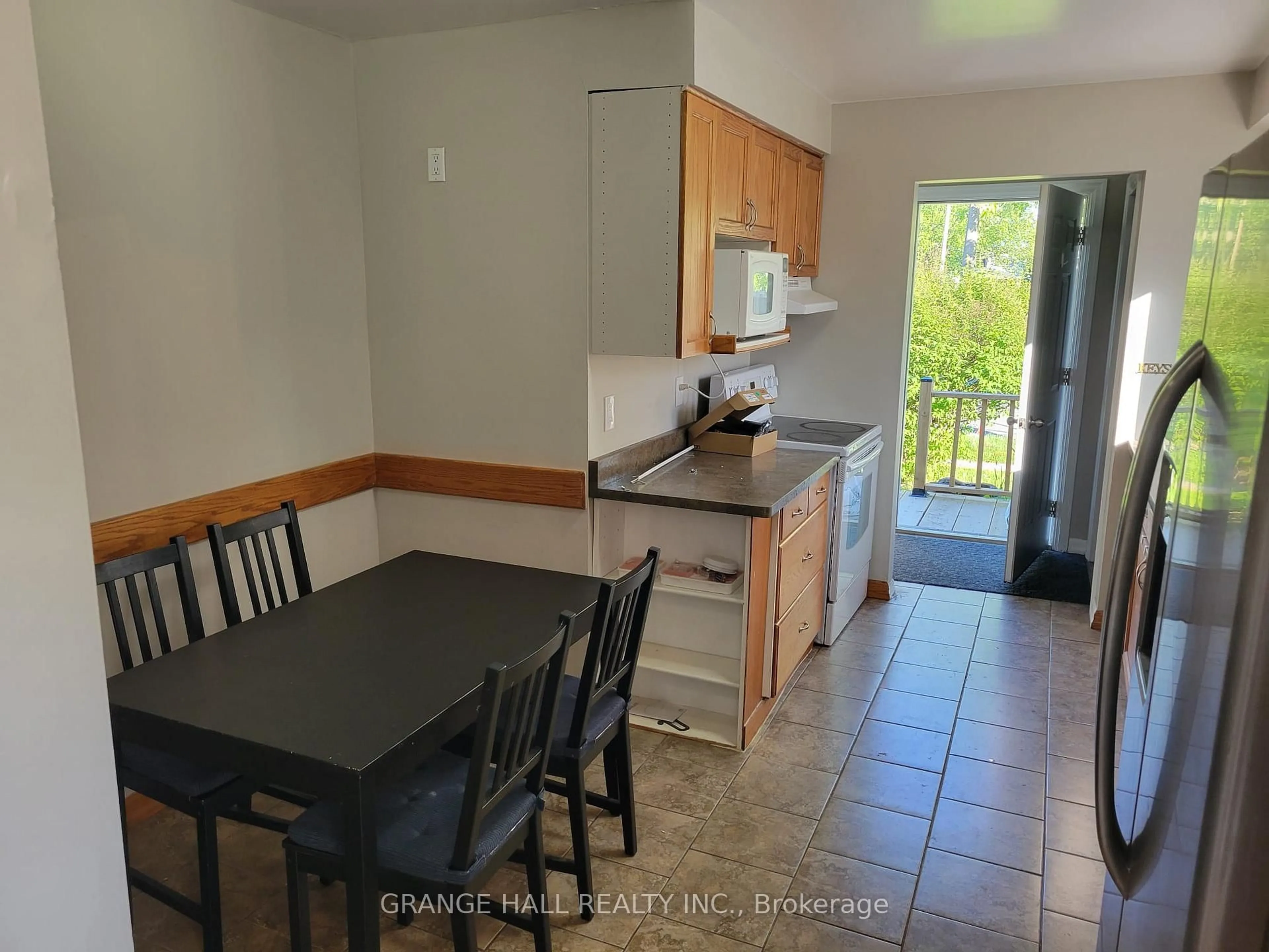Standard kitchen, unknown for 195 Keefer Rd, Thorold Ontario L2V 4N3