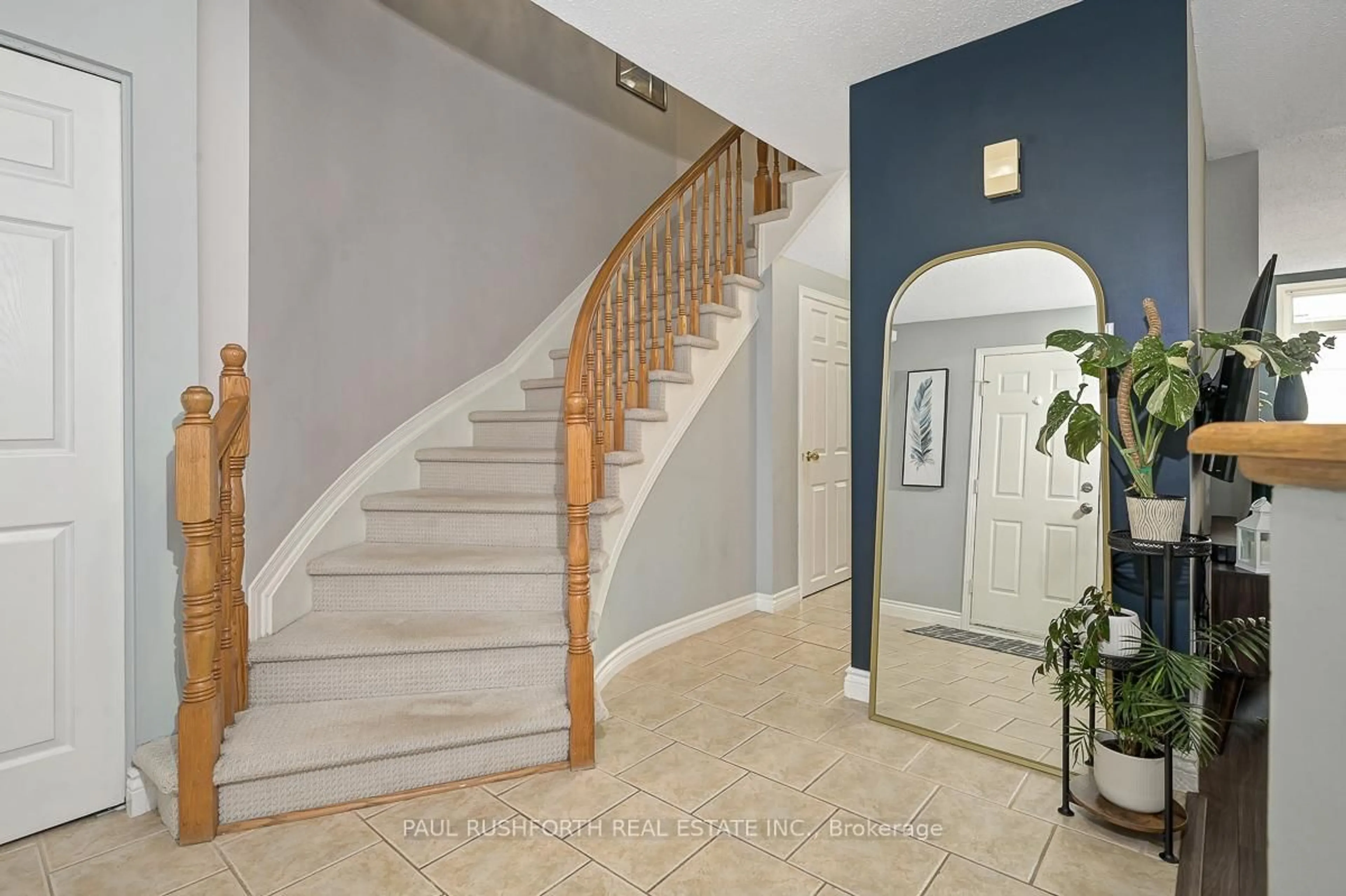 Indoor foyer for 1829 Hialeah Dr, Orleans Ontario K4A 3S8