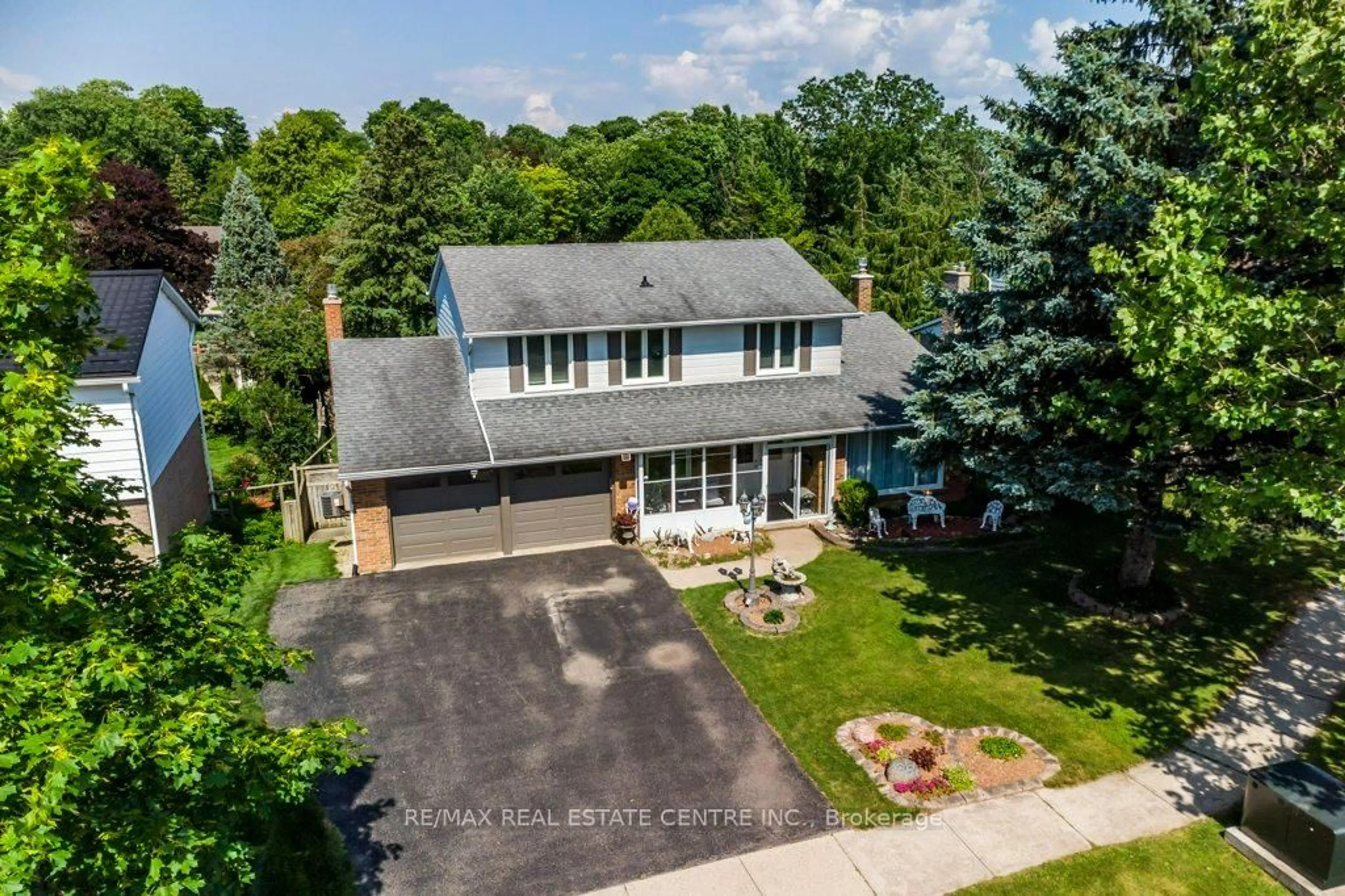A pic from outside/outdoor area/front of a property/back of a property/a pic from drone, street for 68 Ridgeview Cres, Waterloo Ontario N2L 2P9