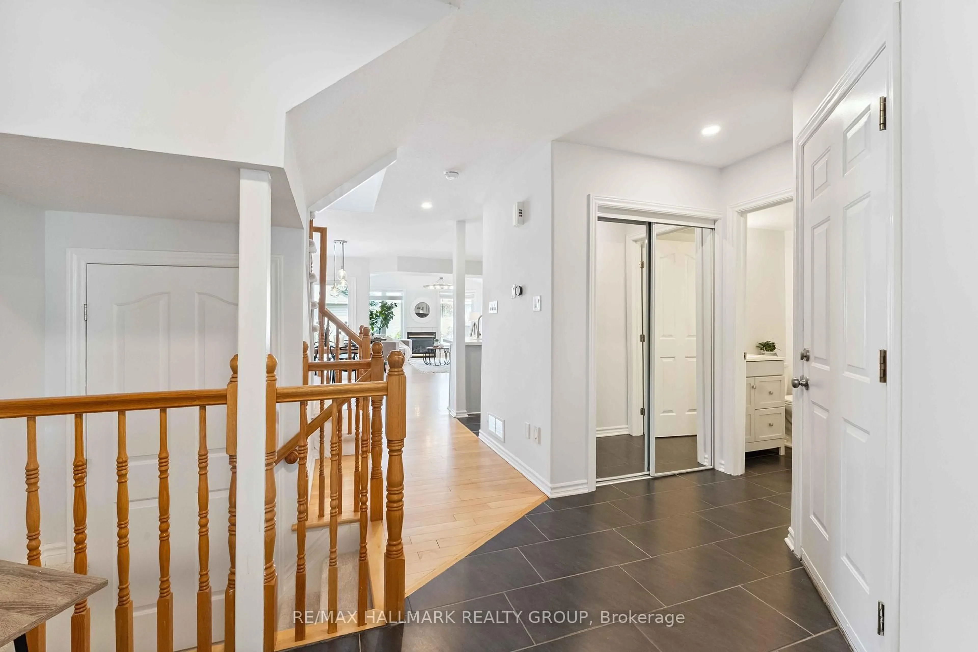 Indoor entryway for 27 Wallsend Ave, Ottawa Ontario K2K 3K7