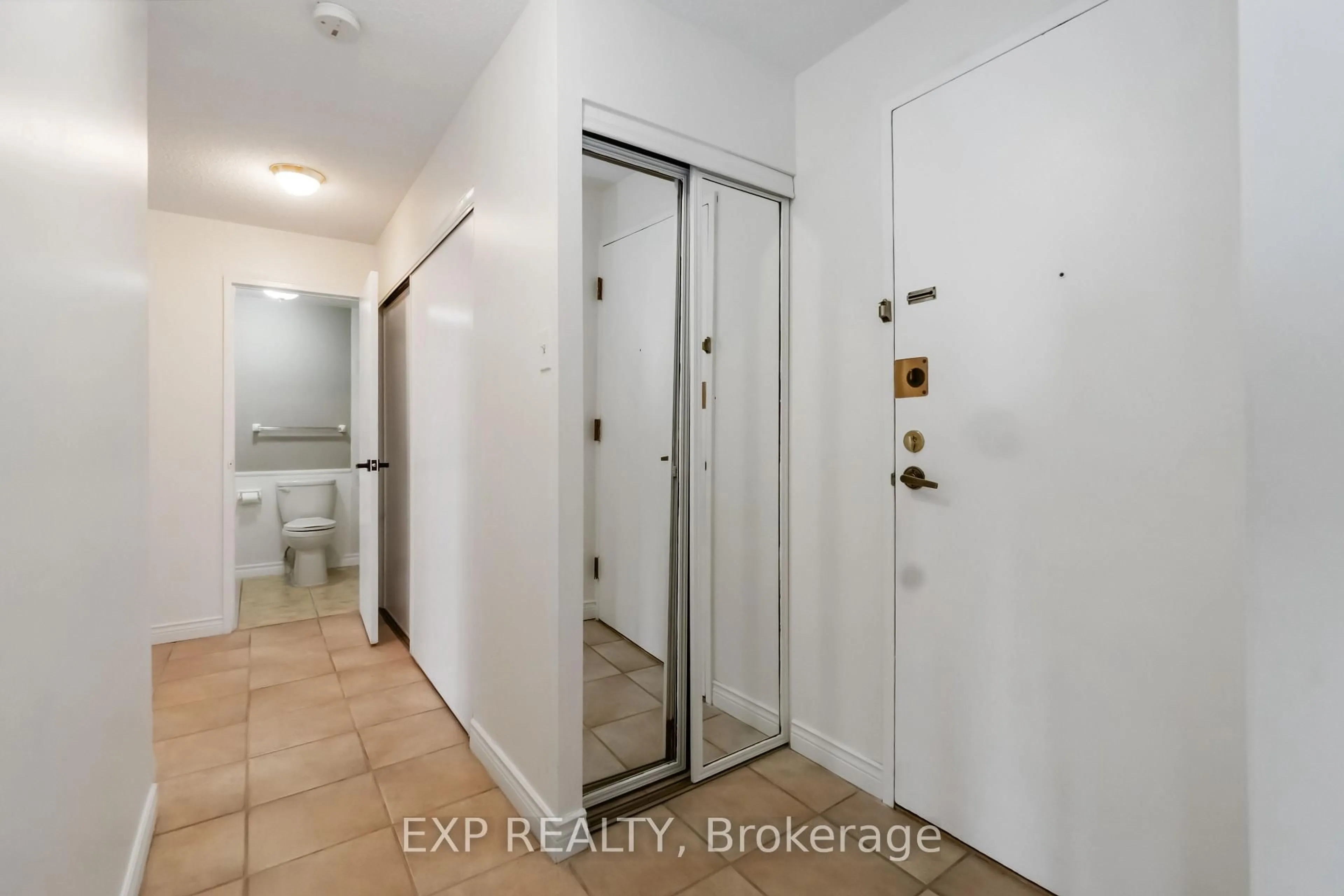 Indoor entryway for 1505 Baseline Rd #914, Ottawa Ontario K2C 3L4