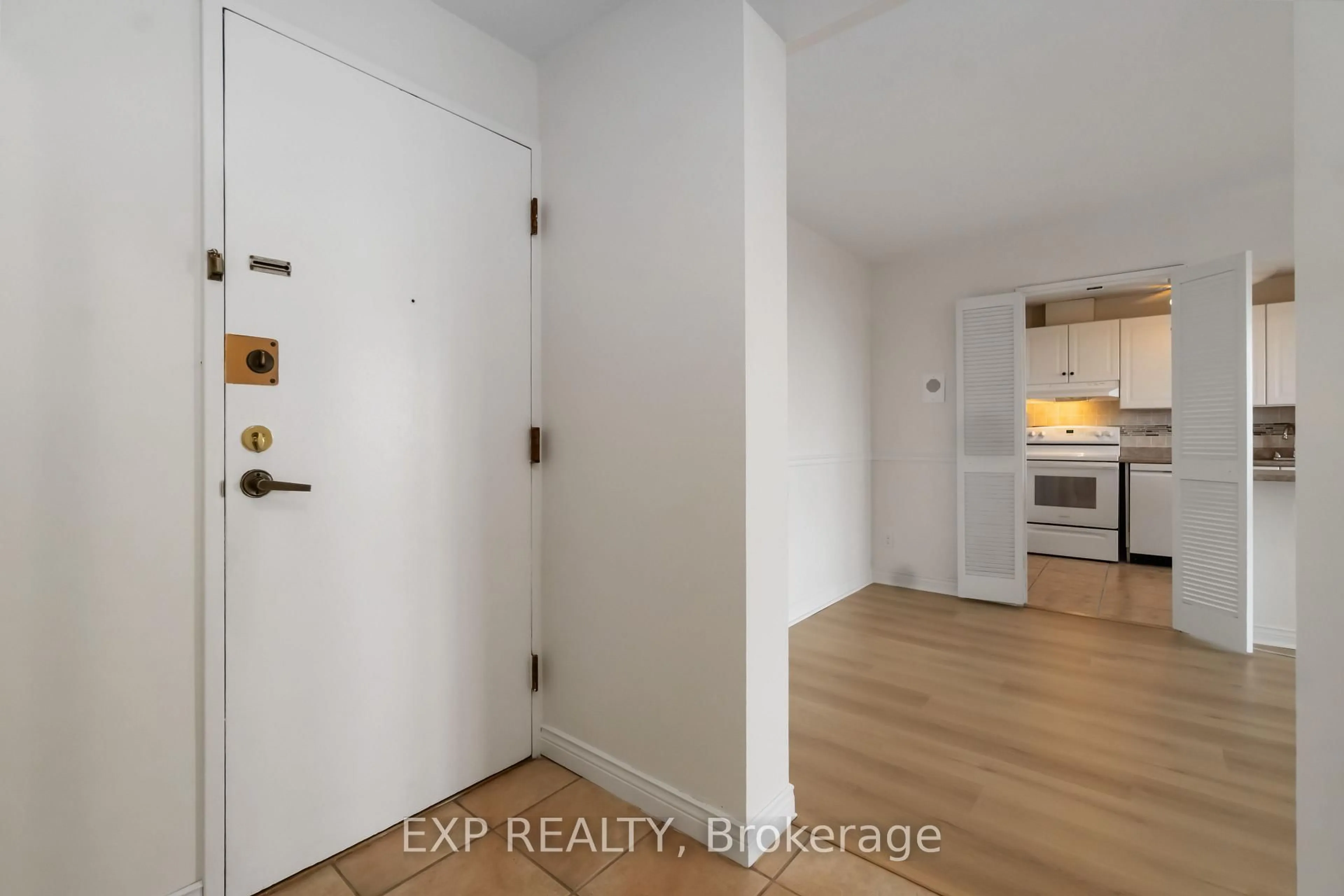 Indoor entryway for 1505 Baseline Rd #914, Ottawa Ontario K2C 3L4