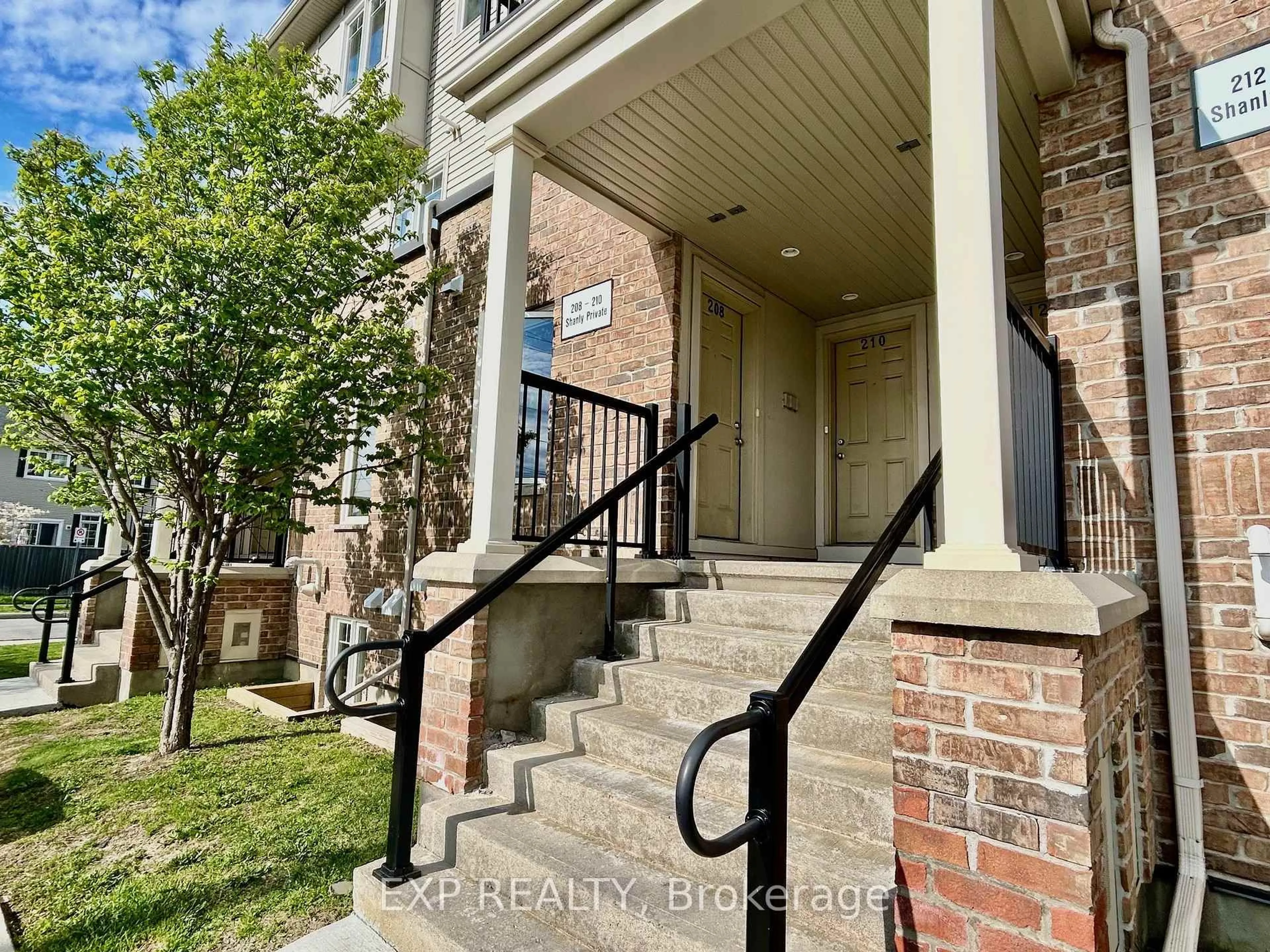 Indoor entryway for 208 Shanly Private, Ottawa Ontario K2J 5X6