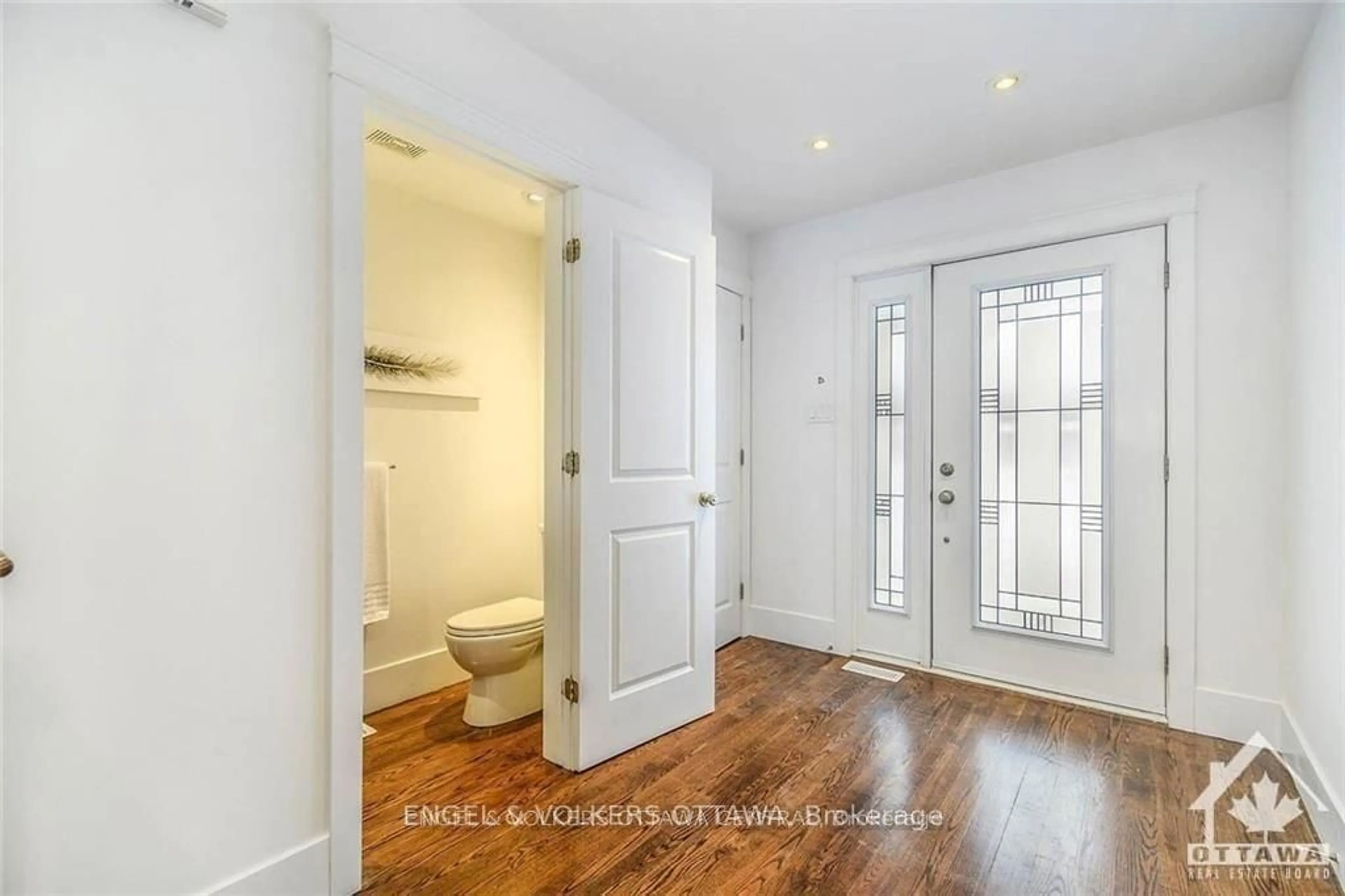 Indoor entryway for 105 Montauk Pvt, Ottawa Ontario K2C 2B4