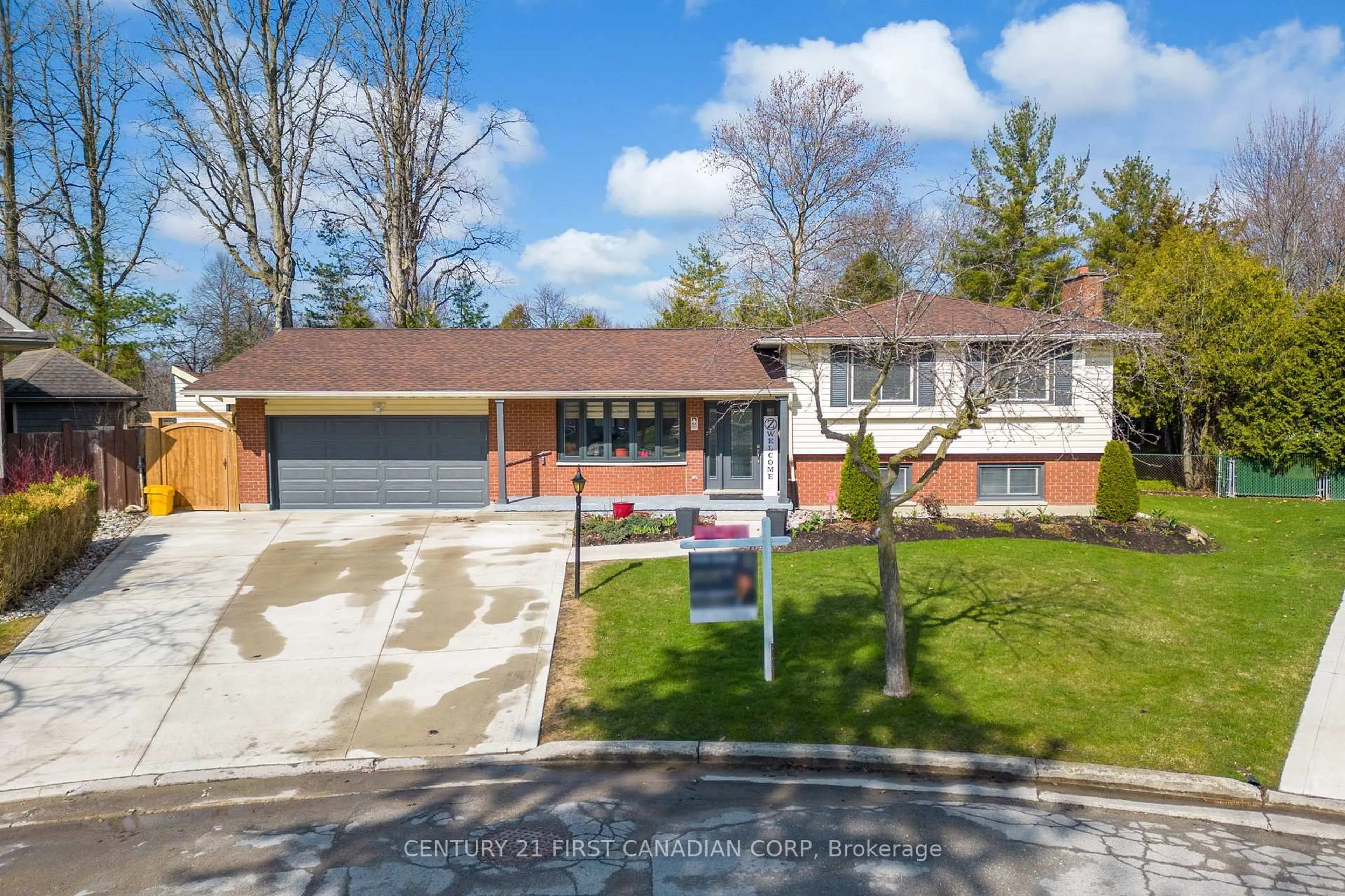 A pic from outside/outdoor area/front of a property/back of a property/a pic from drone, street for 55 St Lawrence Pl, London South Ontario N6J 2G4