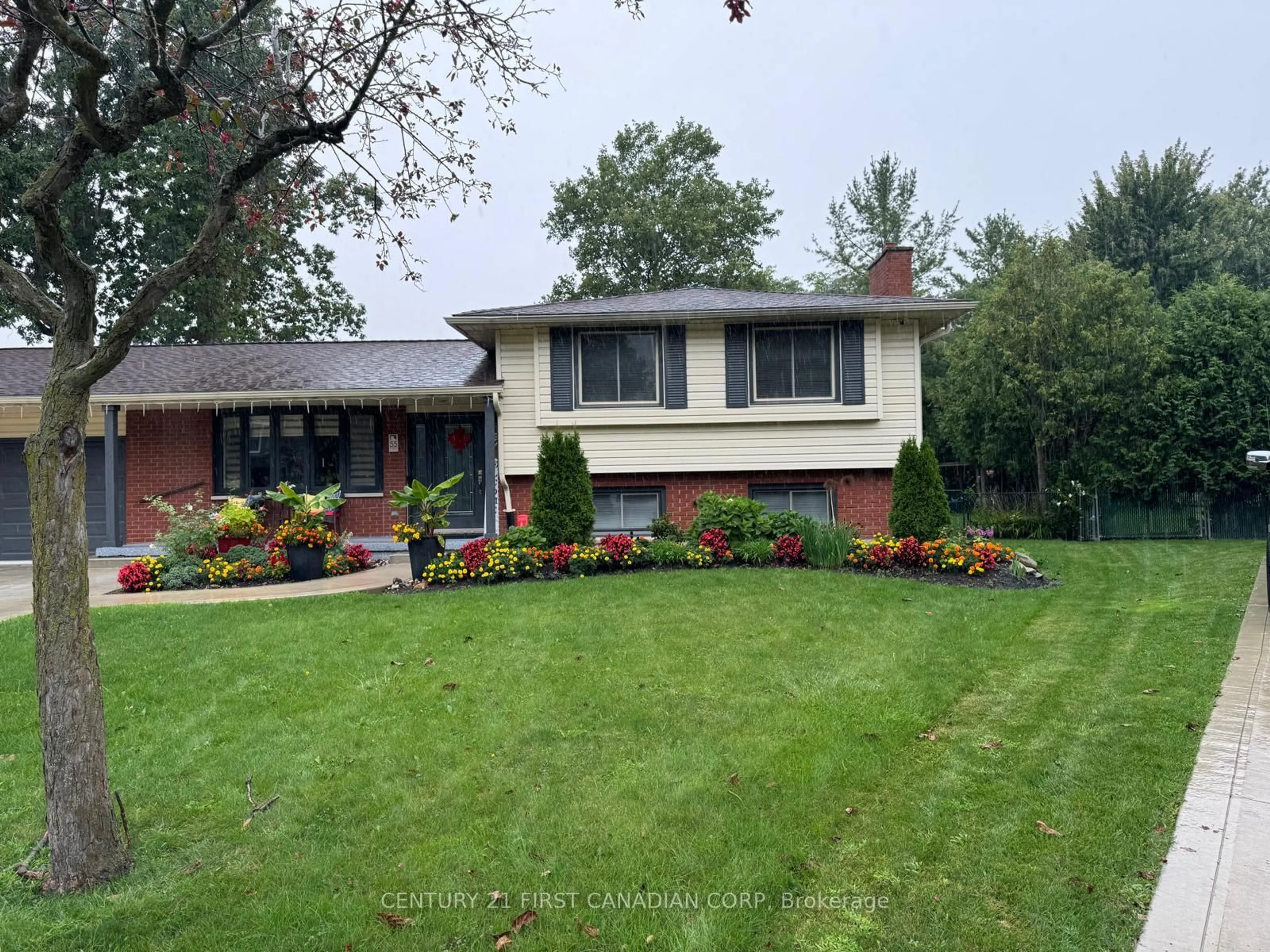 Home with vinyl exterior material, street for 55 St Lawrence Pl, London South Ontario N6J 2G4