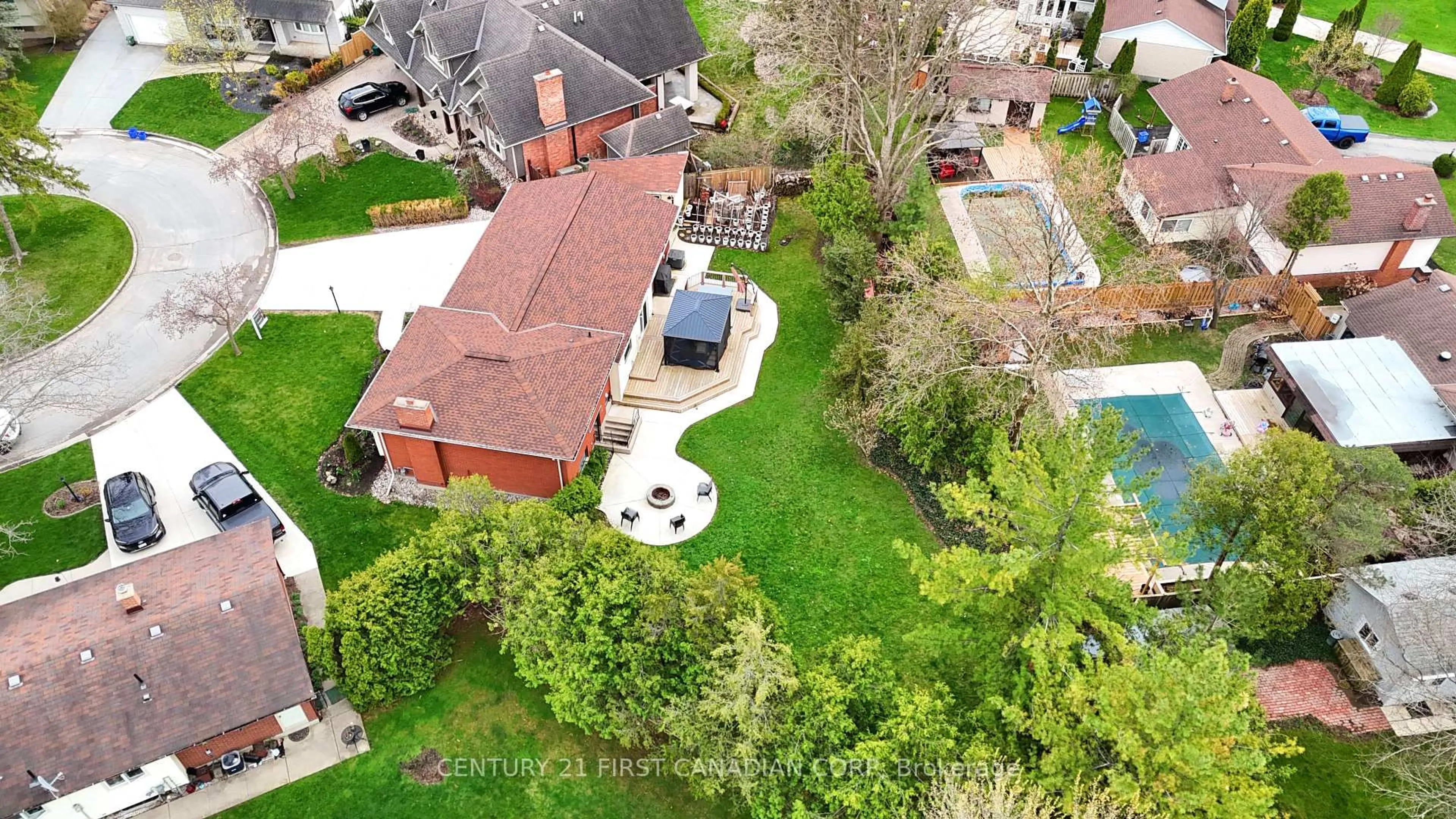 A pic from outside/outdoor area/front of a property/back of a property/a pic from drone, street for 55 St Lawrence Pl, London South Ontario N6J 2G4