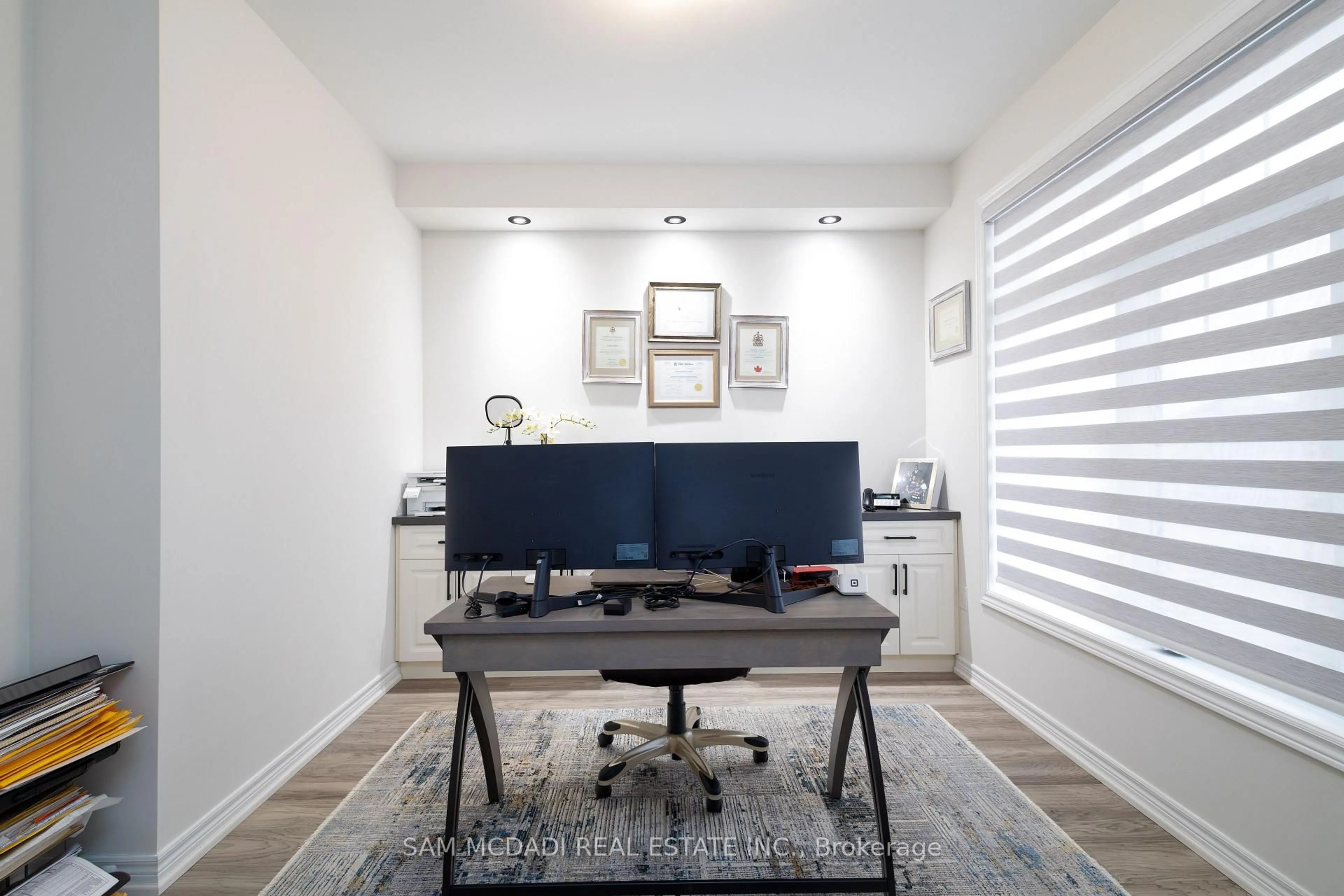 Living room with furniture, unknown for 44 Harpin Way, Centre Wellington Ontario N1M 0H1
