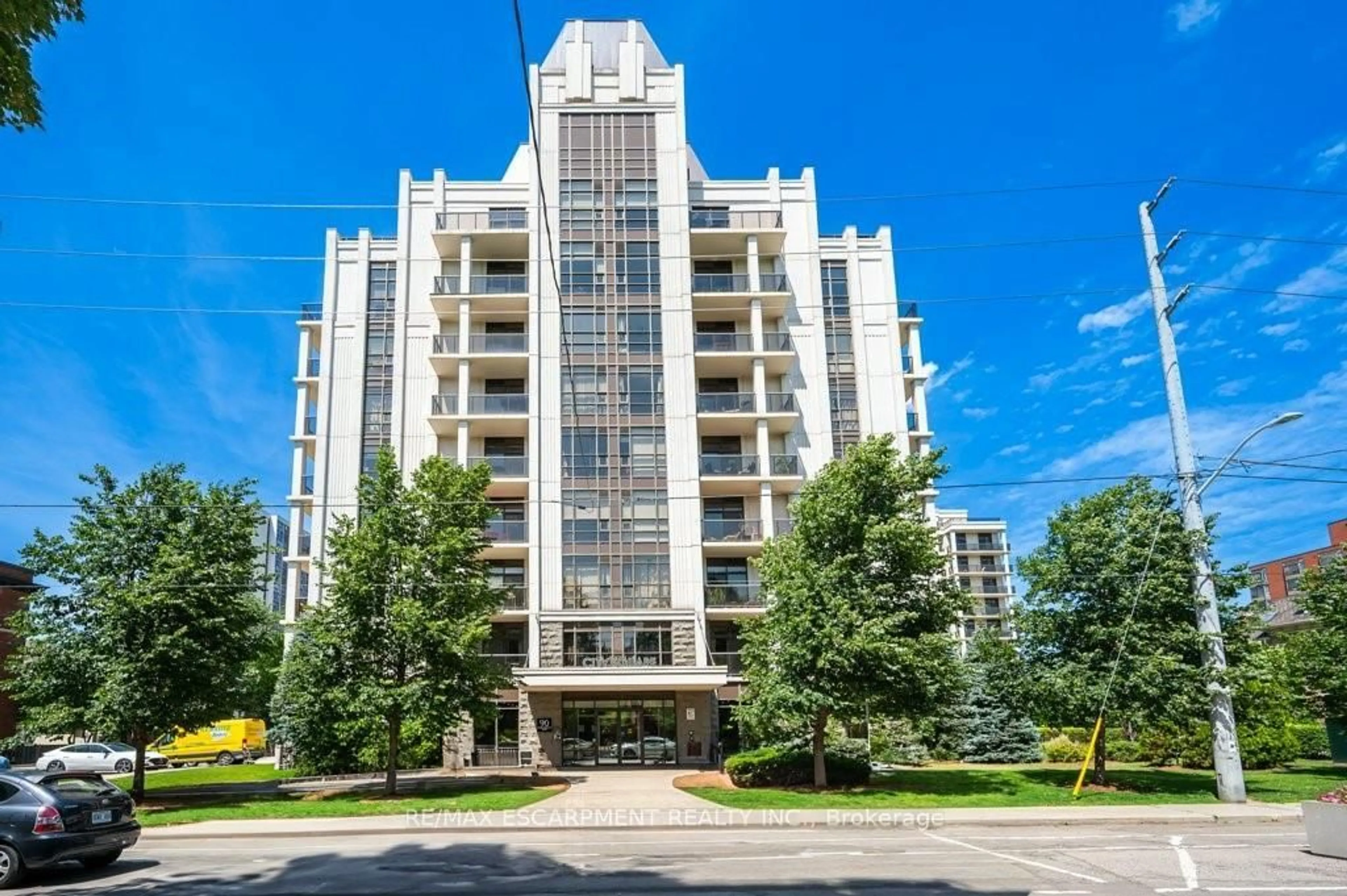 Indoor foyer for 90 Charlton Ave #302, Hamilton Ontario L8P 0B4