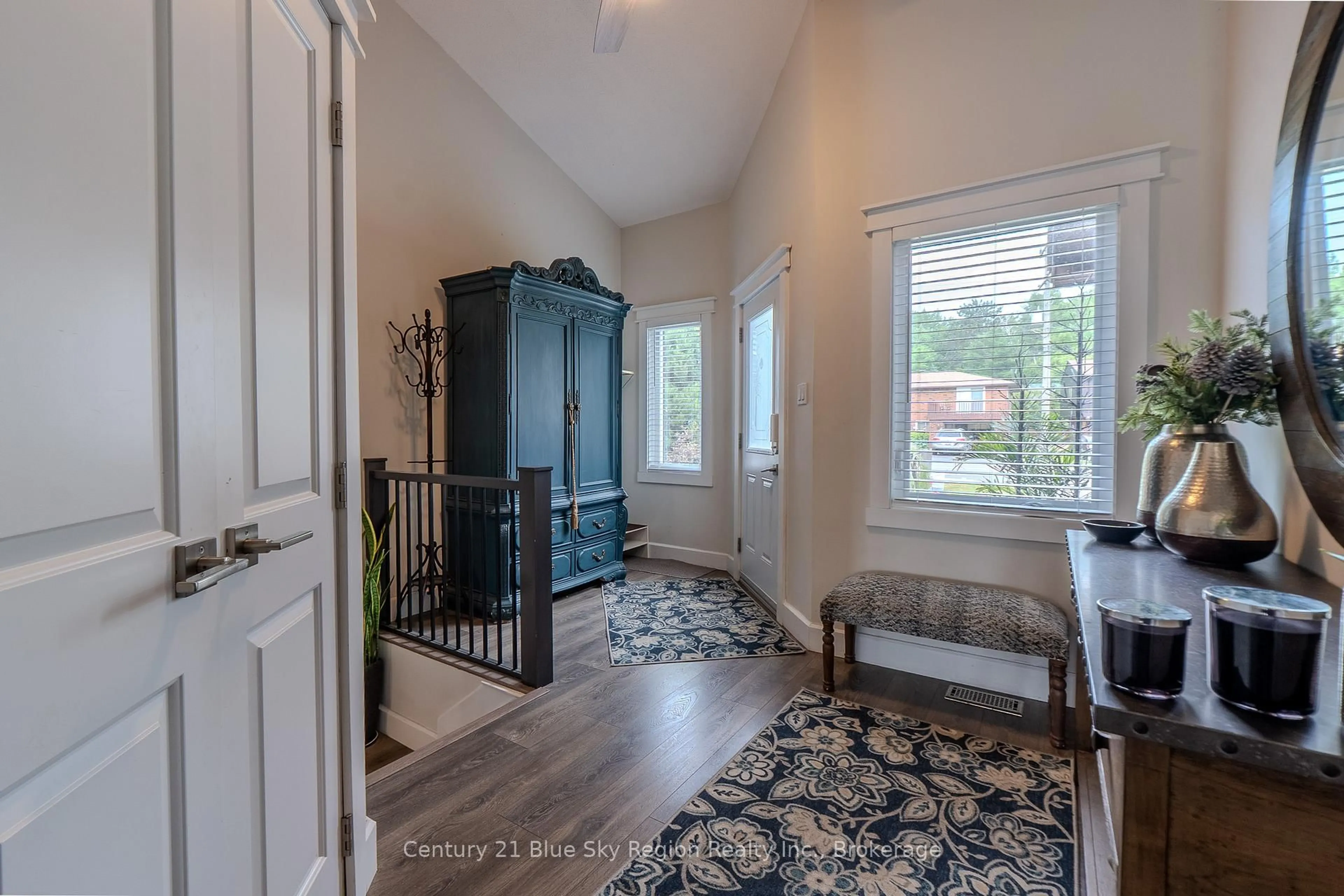 Indoor entryway for 687 Main St, Callander Ontario P0H 1H0